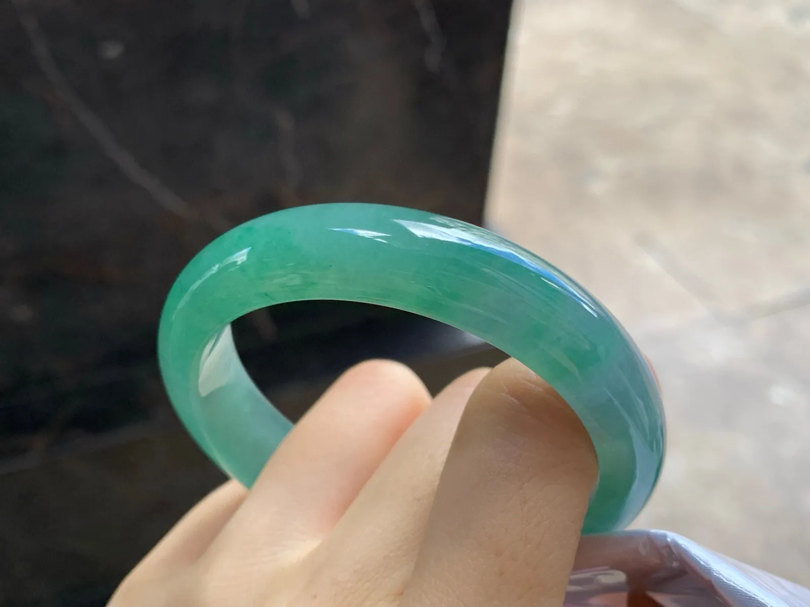 有种有色手镯
尺寸：54-12.5-7.6mm
种水好 底子细腻有特色上手漂亮