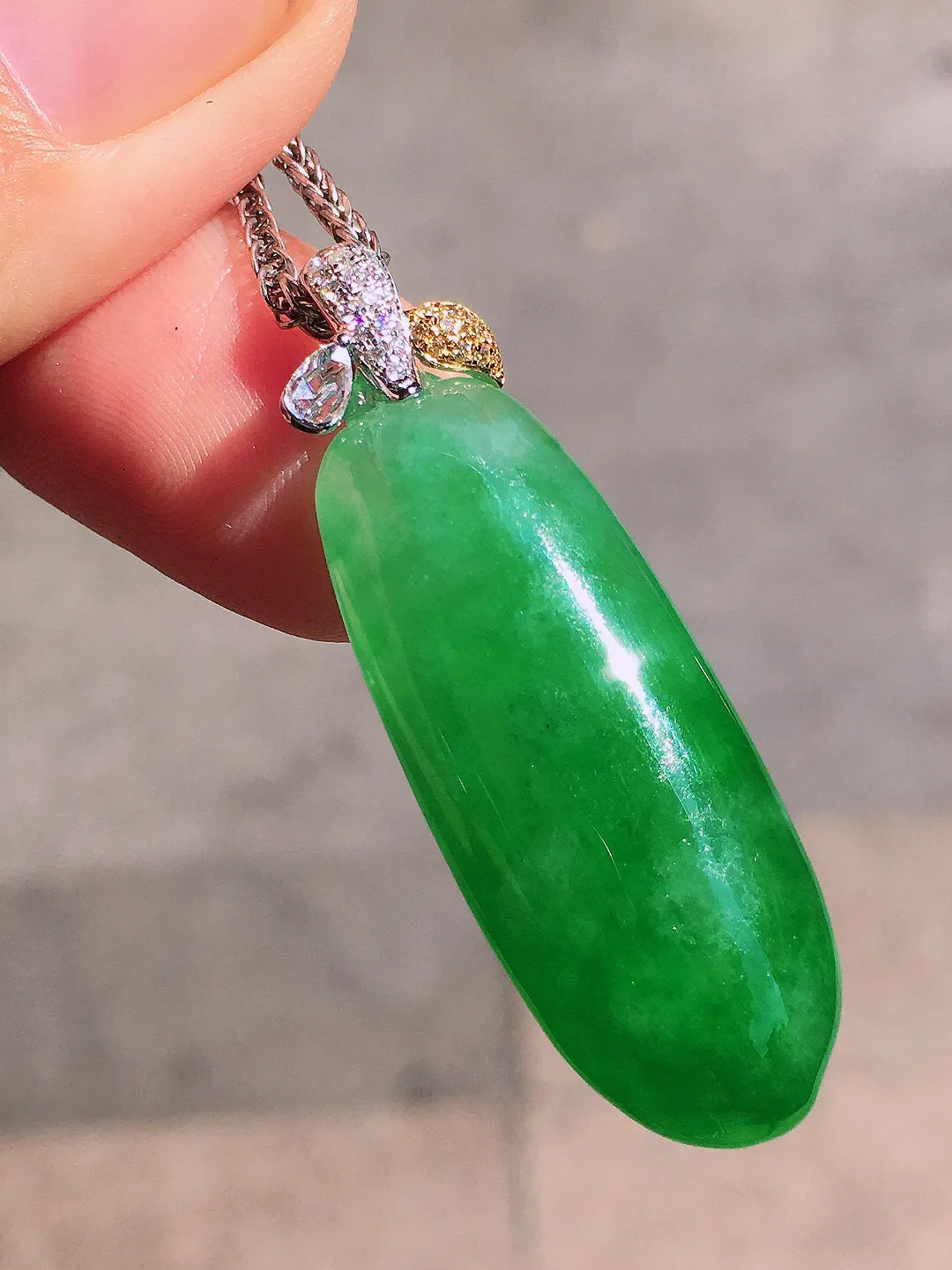 阳绿福瓜吊坠，色泽均匀艳丽，玉质细腻，饱满圆润，简单大气，18k
金豪华镶嵌