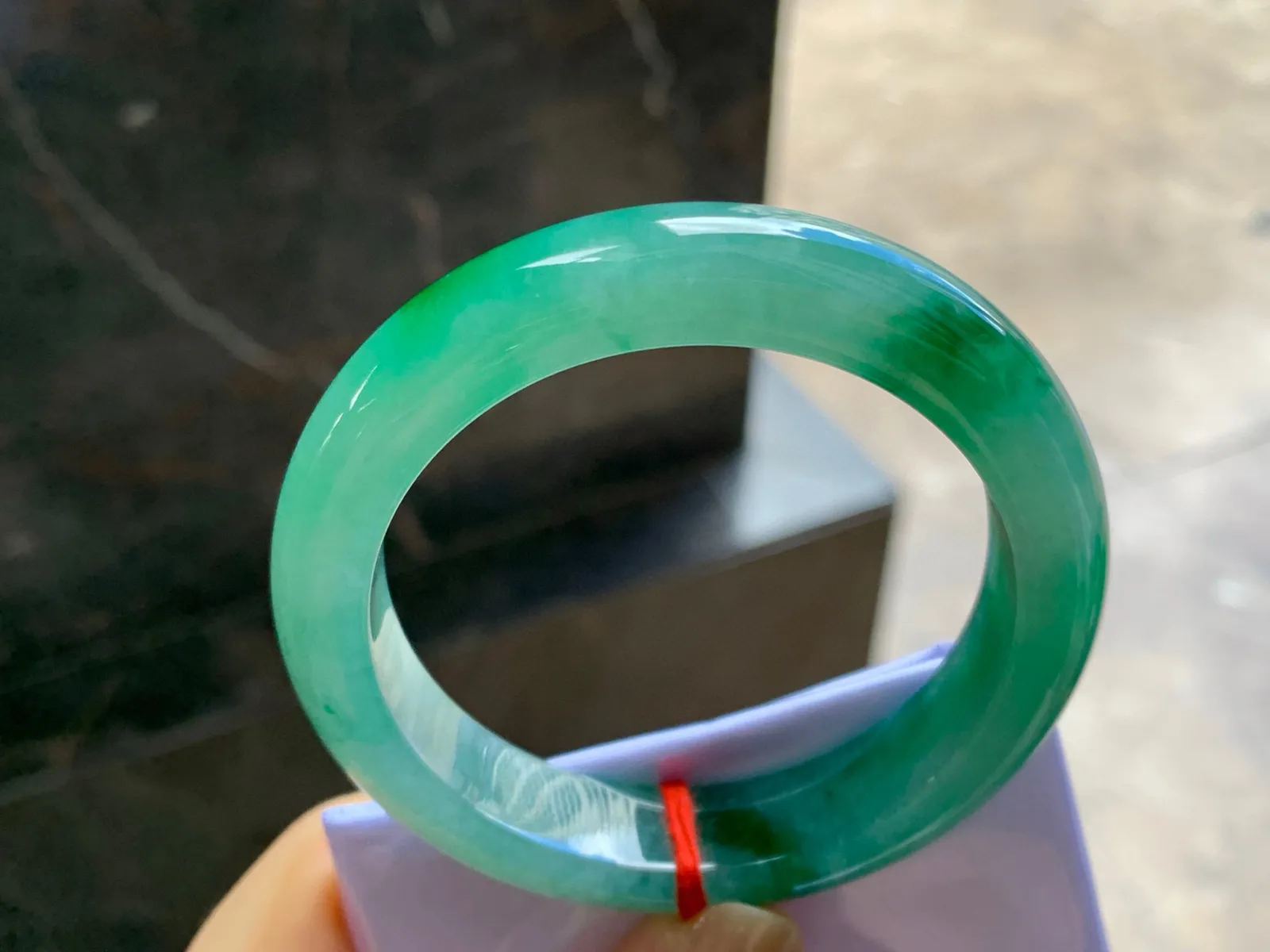 带色手镯
尺寸：53.4-12.4-9mm
有种有色～绿色绿花浓郁