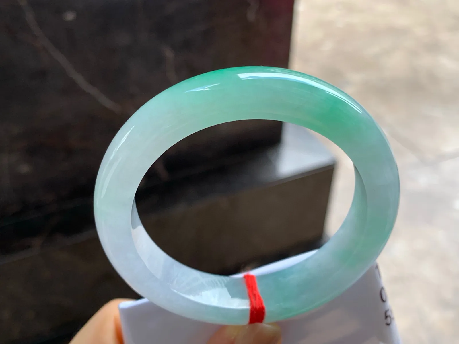 带色手镯
尺寸：55.5-13-9.5mm
有种有色～实物好看