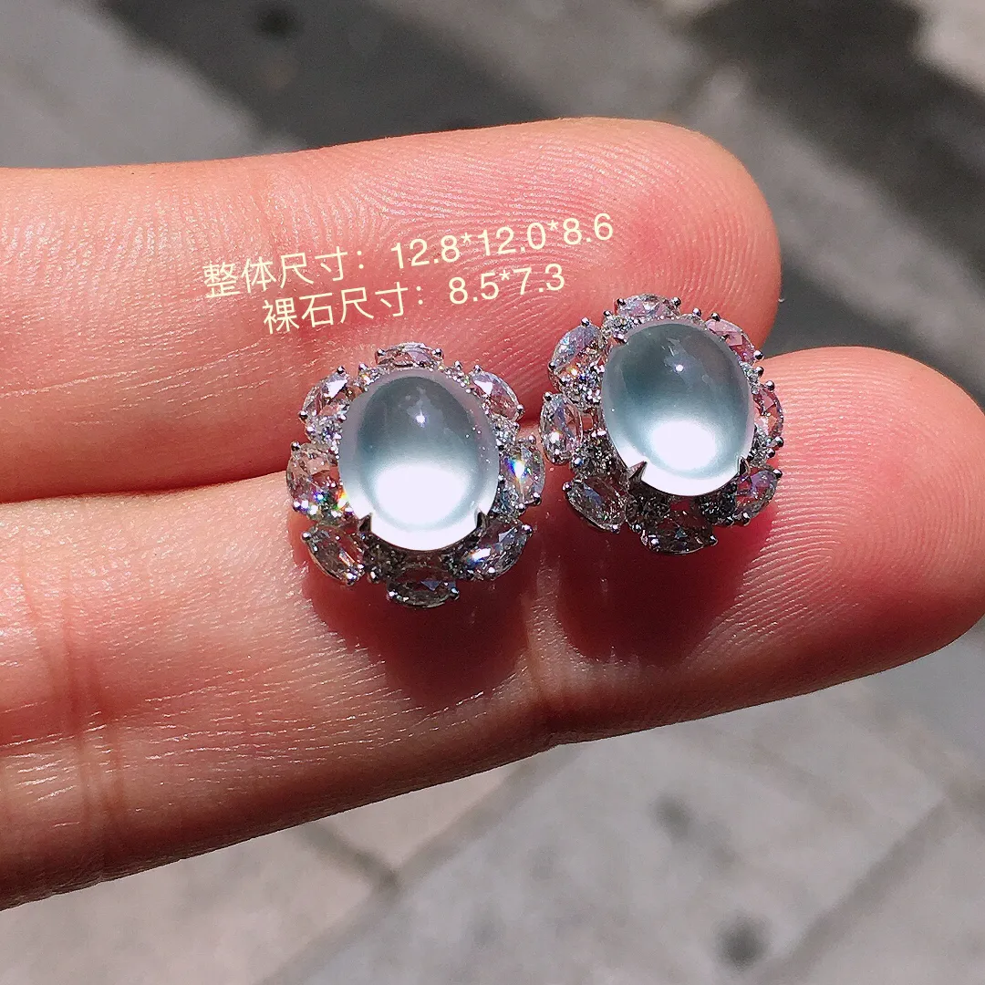 玻璃种蛋面耳钉，玉质细腻，荧光感超
强，饱满圆润，简单大气，18k
金豪华镶嵌