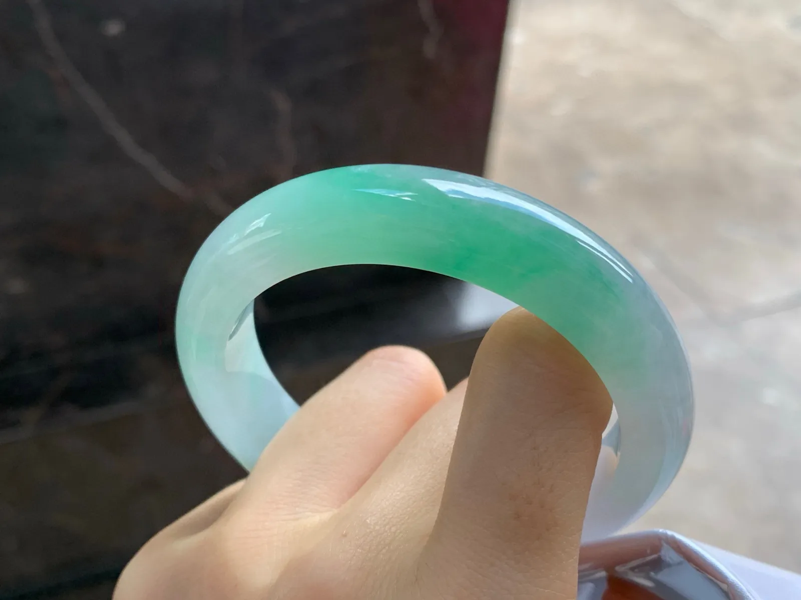 带色手镯
尺寸：55.5-13-9.5mm
有种有色～实物好看