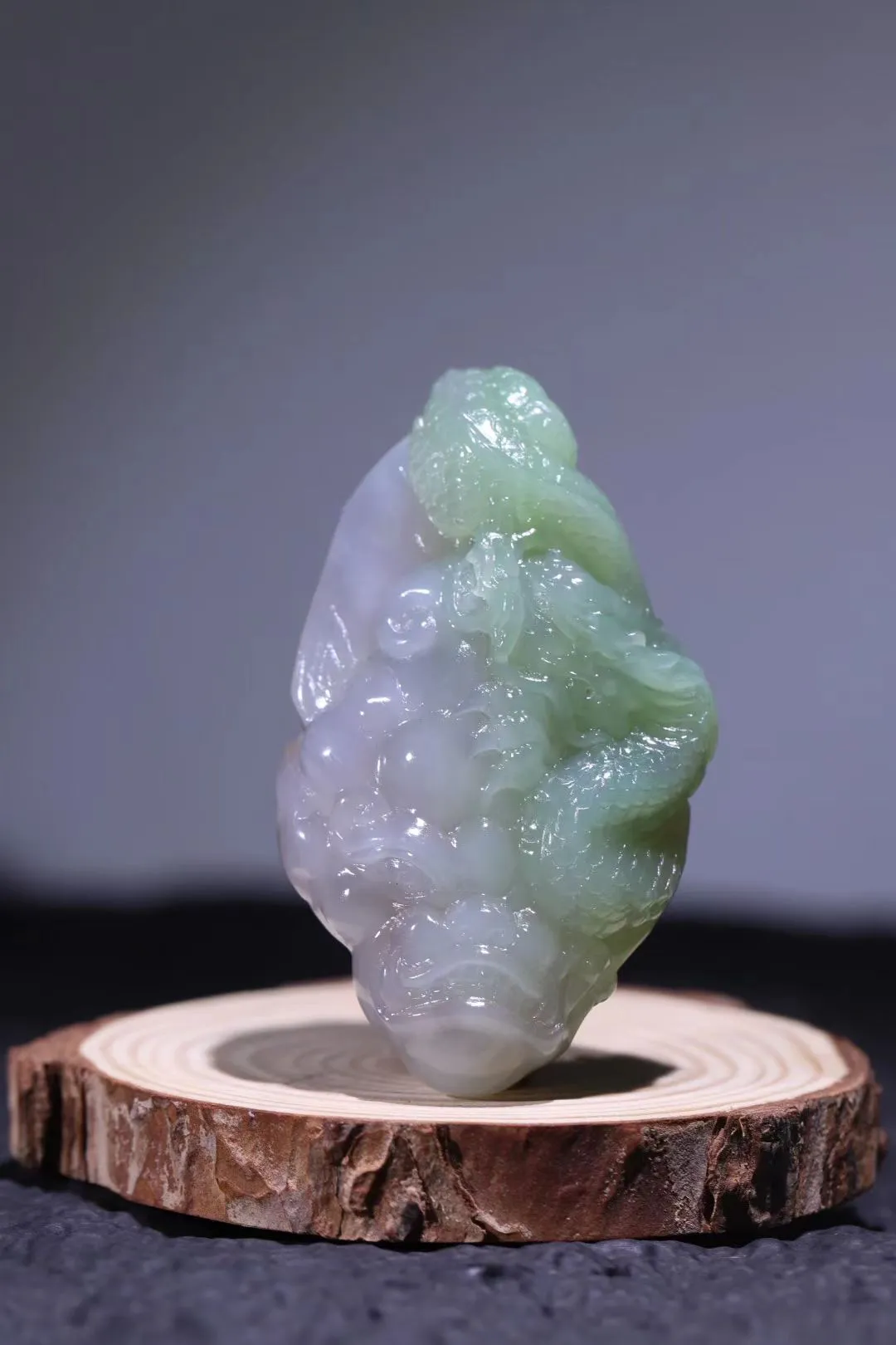 和田玉烟紫翠青双俏色龙行天下把件，你不可错过!
Point 1: 和田玉烟紫翠青双色龙行天下把件，气