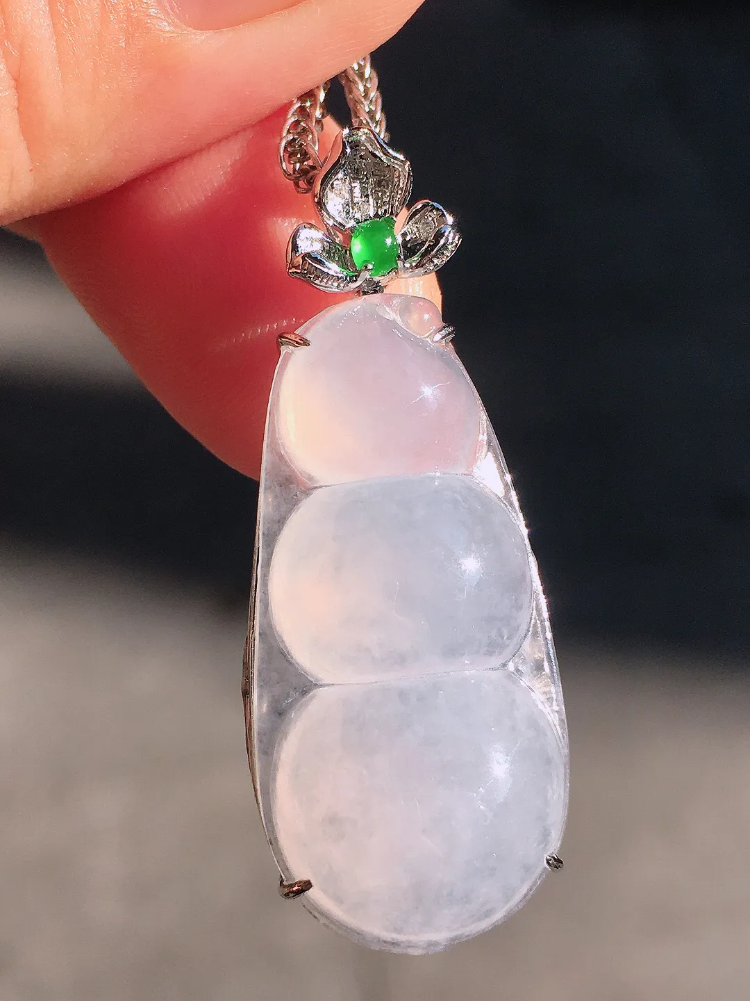 冰种福豆吊坠，玉质细腻，荧光感超
强，饱满圆润，简单大气，18k
金豪华镶嵌