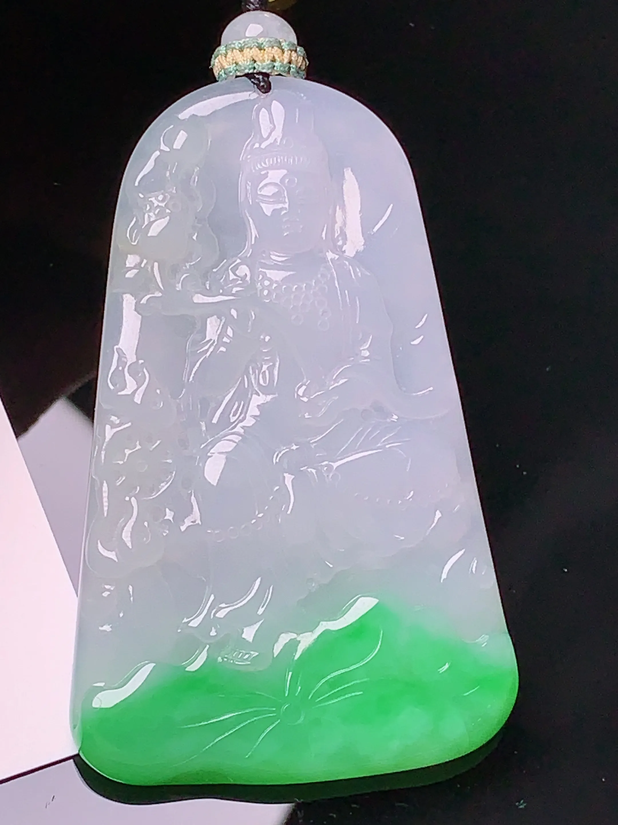 飘绿观音菩萨吊坠 玉质细腻 色泽清新艳丽 整体尺寸61*38.5*5.2