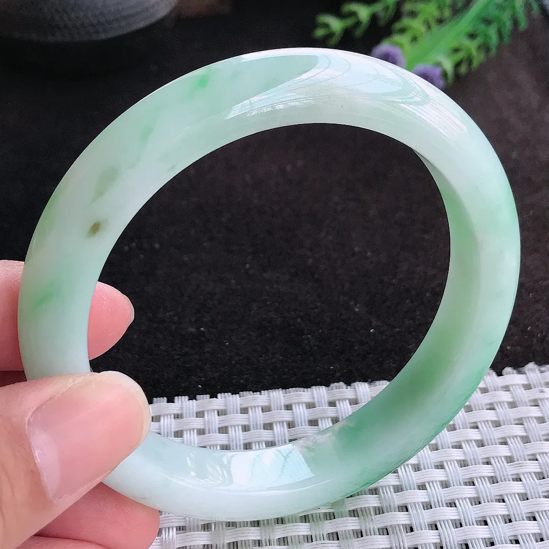 自然光61/12.2/9大圈口老坑精美冰润飘阳绿手镯天然翡翠玉镯女款