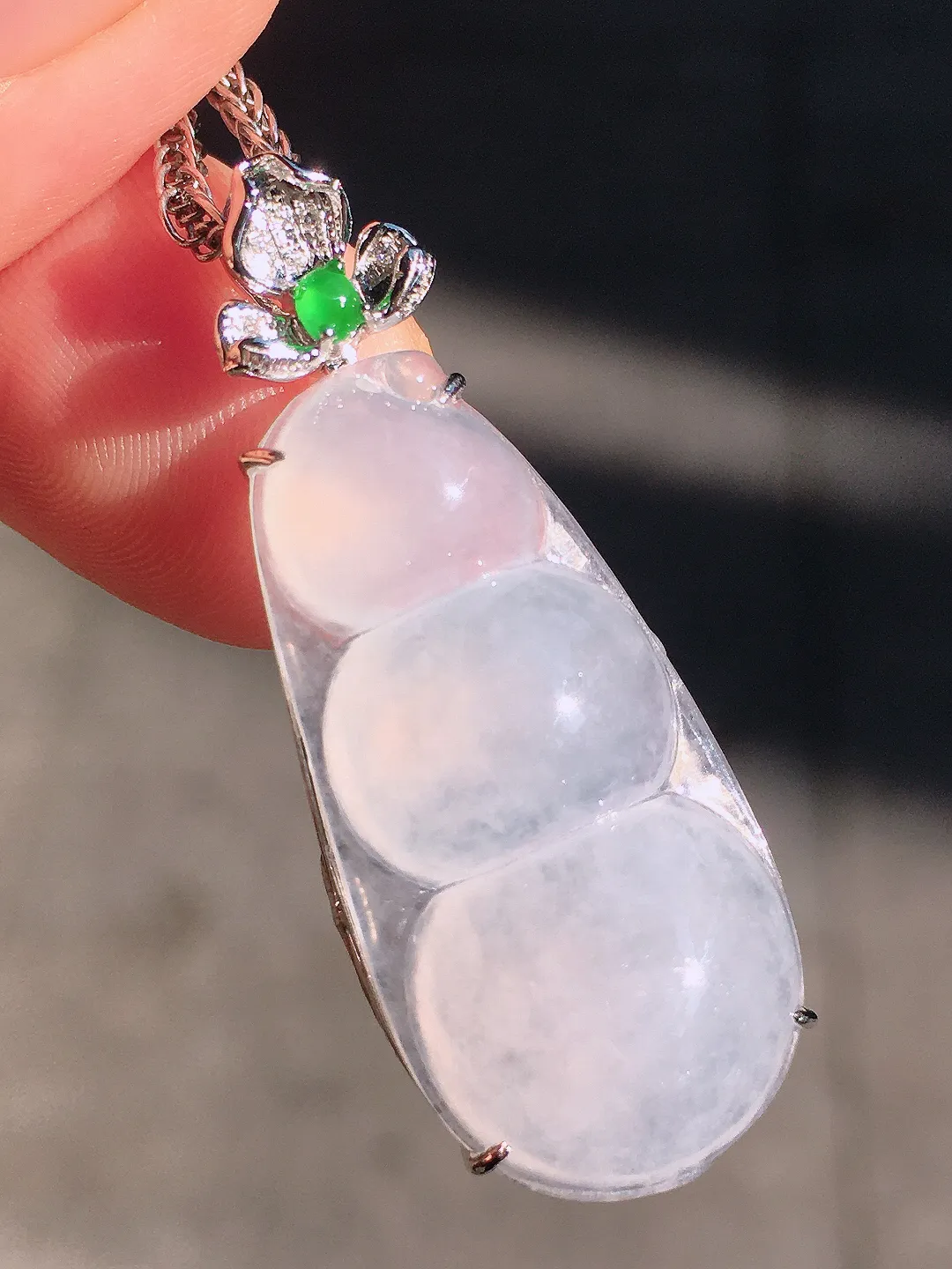 冰种福豆吊坠，玉质细腻，荧光感超
强，饱满圆润，简单大气，18k
金豪华镶嵌
