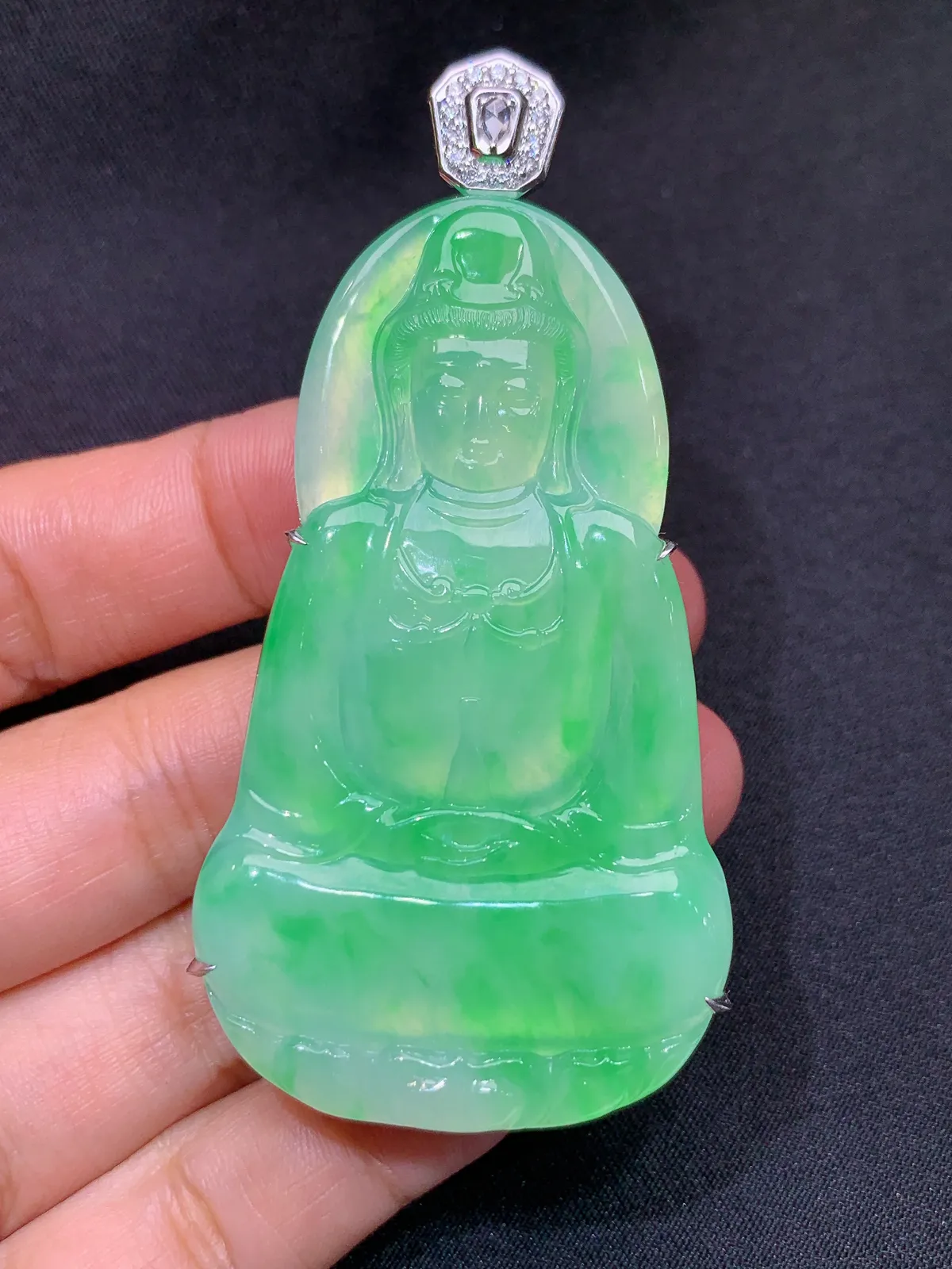 冰飘绿观音吊坠，18k金镶嵌，冰润色阳，品相好，种水足 尺寸71.3*35.8*11.4