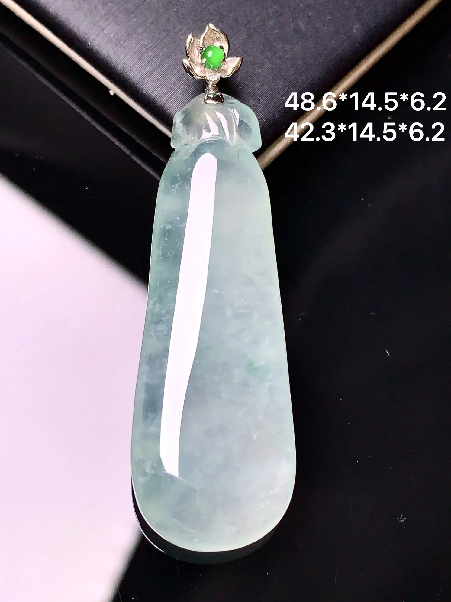 18k金镶嵌冰种福瓜吊坠 玉质细腻 色泽清新艳丽 整体尺寸48.6*14.5*6.2