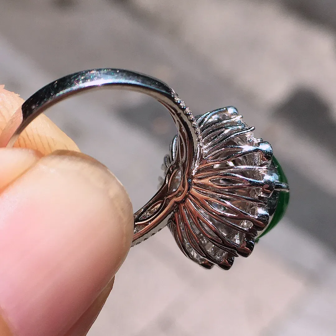 满绿蛋面戒指，色泽均匀艳丽，玉质细腻，荧光感超
强，饱满圆润，尽显优雅气质，18k
金豪华镶嵌