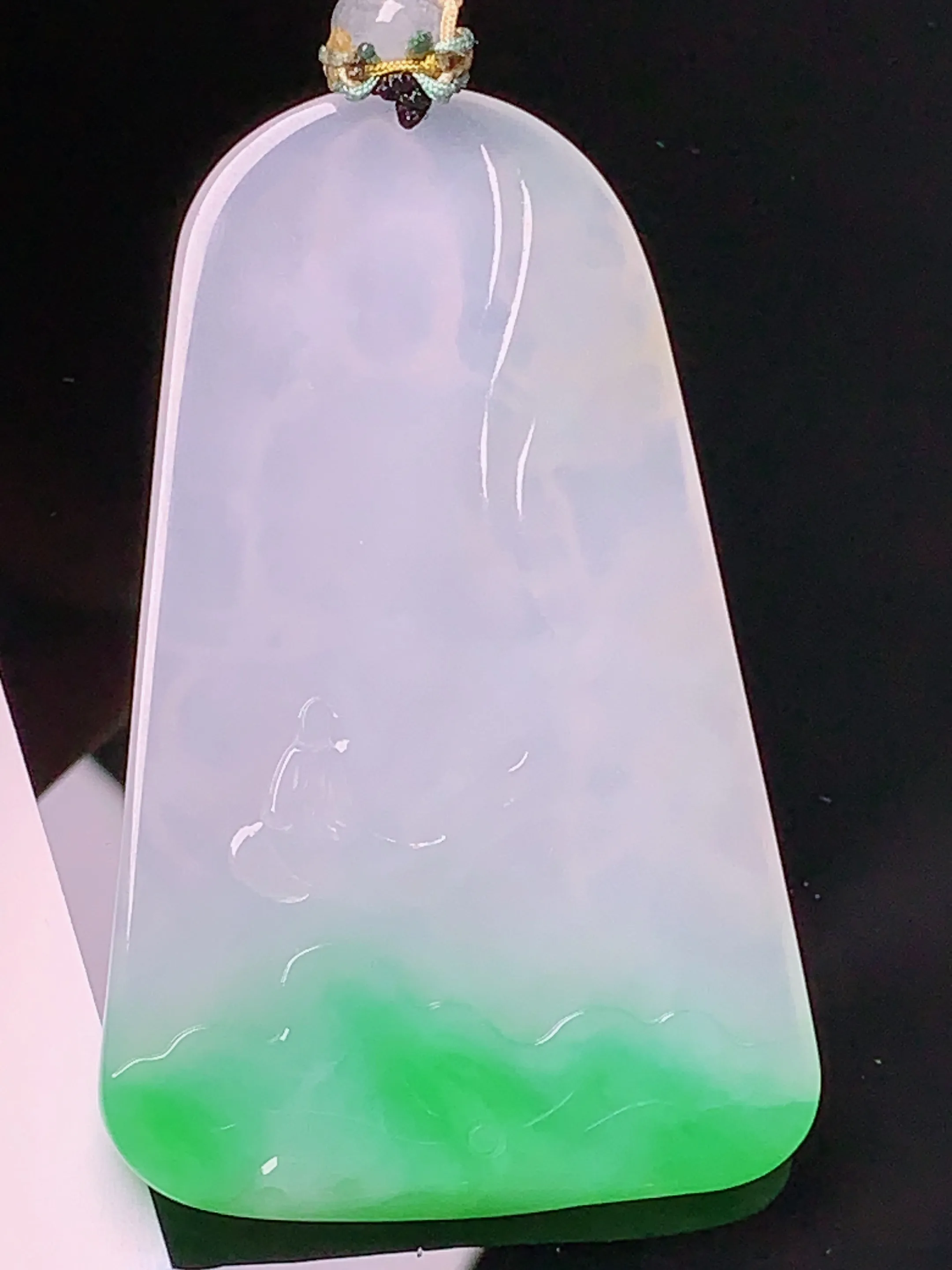 飘绿观音菩萨吊坠 玉质细腻 色泽清新艳丽 整体尺寸61*38.5*5.2