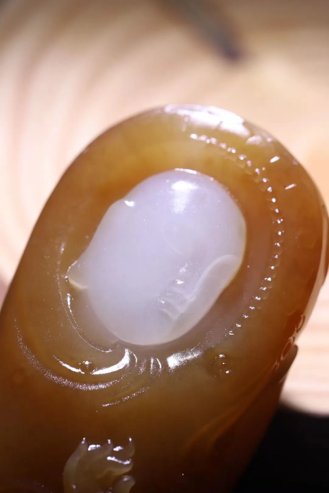 收藏美物
【千年禅心】且末糖白玉，白细如脂，红肉艳丽饱满，呈现出如潭水一般的深邃色泽，让人一眼望不穿，充满了遐想。雕工精细，设计精妙，传心授教，僧人身披袈裟，一心求佛，虔诚至极。掩埋一生心即佛，万年千载不成尘工。禅心，禅念，禅悟，出尘之气，悟道在心，禅意幽幽，意境深远。
【规格】53-28-19mm，49g