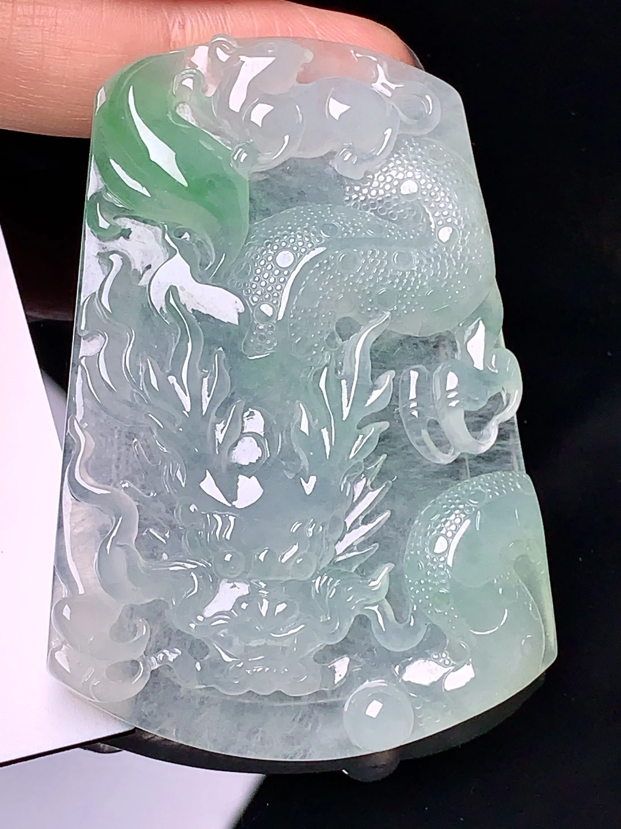 飘绿龙牌吊坠 玉质细腻 色泽清新艳丽 整体尺寸63*43.3*6.6