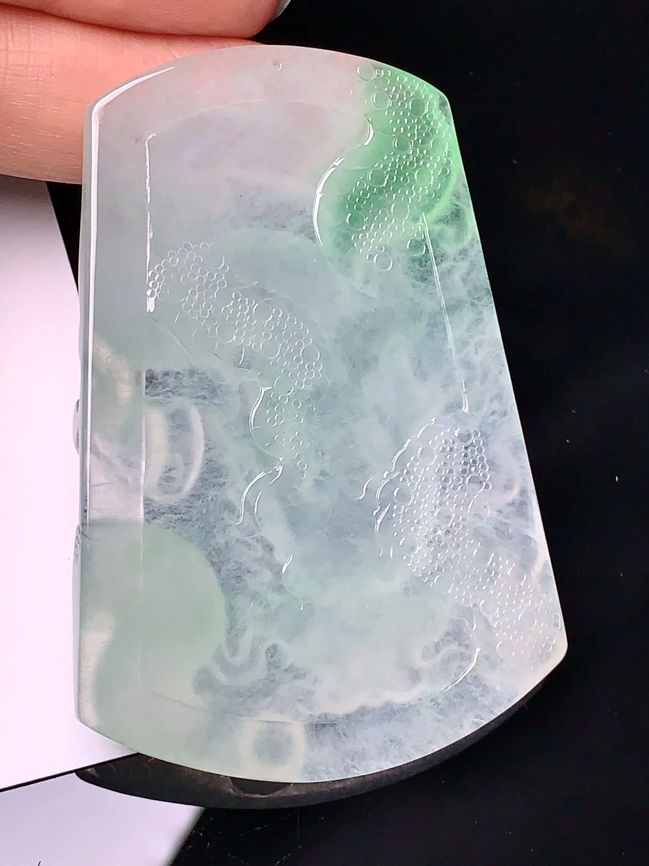 飘绿龙牌吊坠 玉质细腻 色泽清新艳丽 整体尺寸63*43.3*6.6
