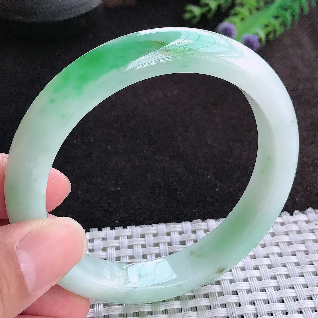 自然光61/12.2/9大圈口老坑精美冰润飘阳绿手镯天然翡翠玉镯女款