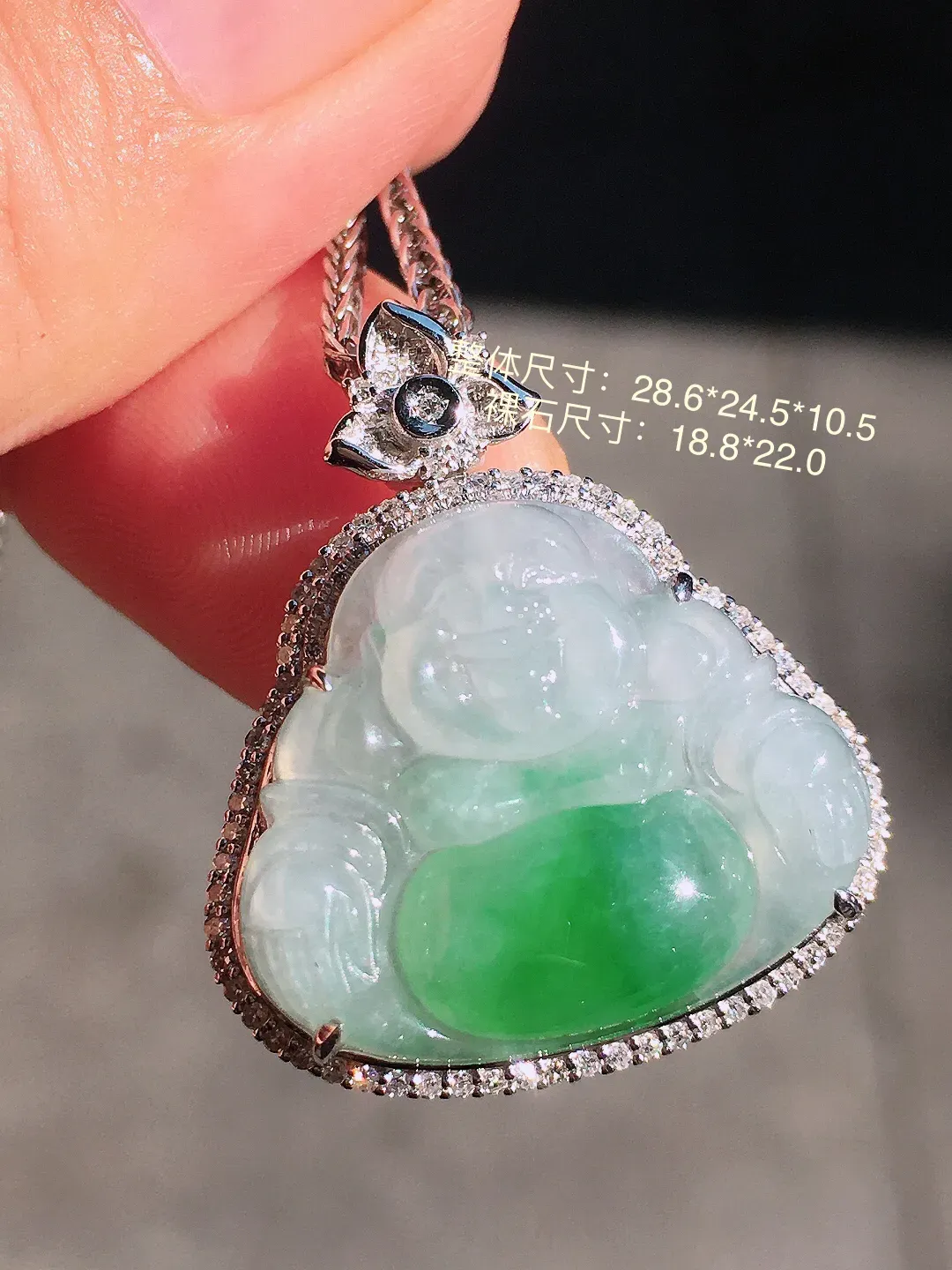 飘绿佛公吊坠，色泽艳丽，玉质细腻，荧光感超
强，饱满圆润，简单大气，18k
金豪华镶嵌