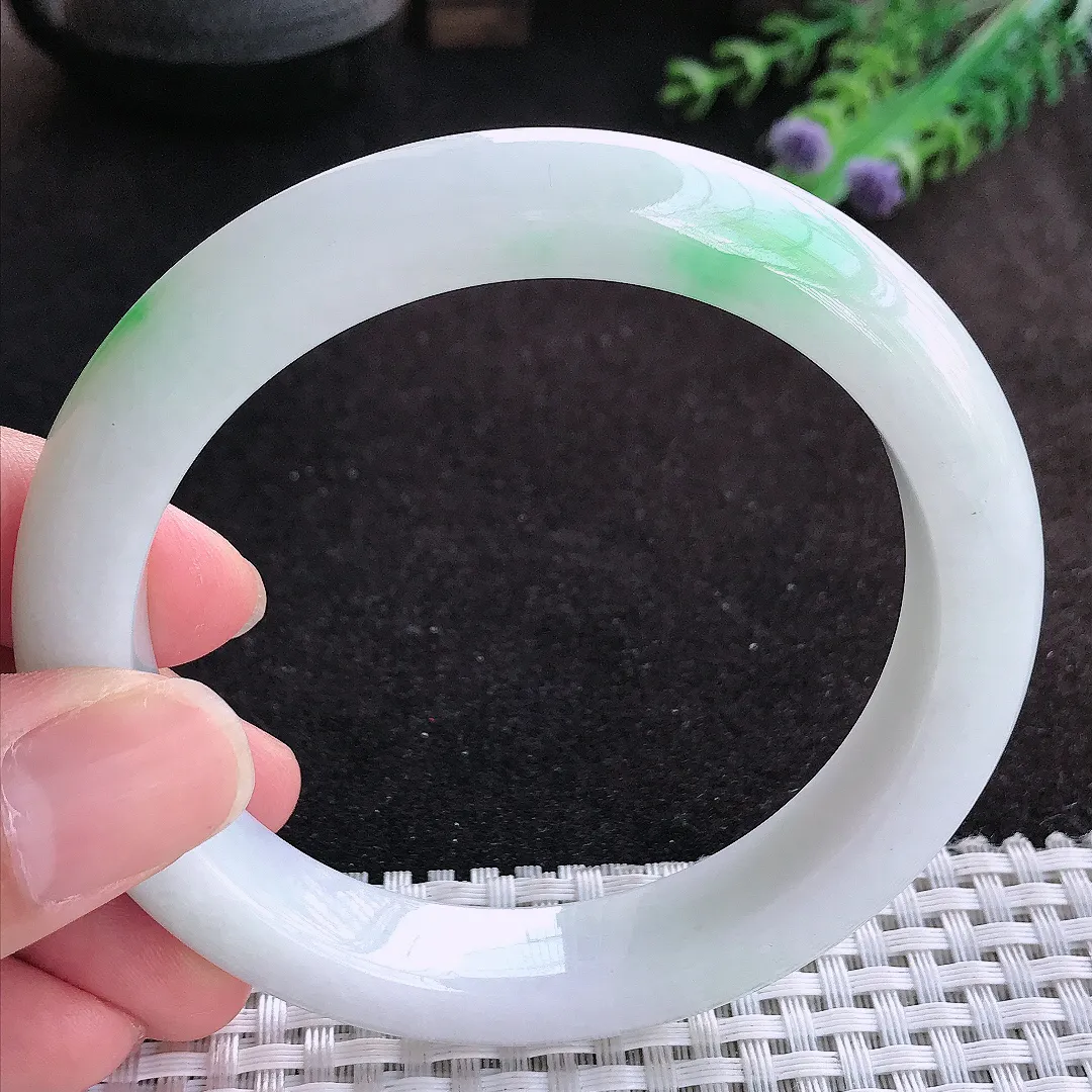 自然光60.5/11.8/9.6老坑精美温润飘绿大圈口手镯天然翡翠玉镯女款