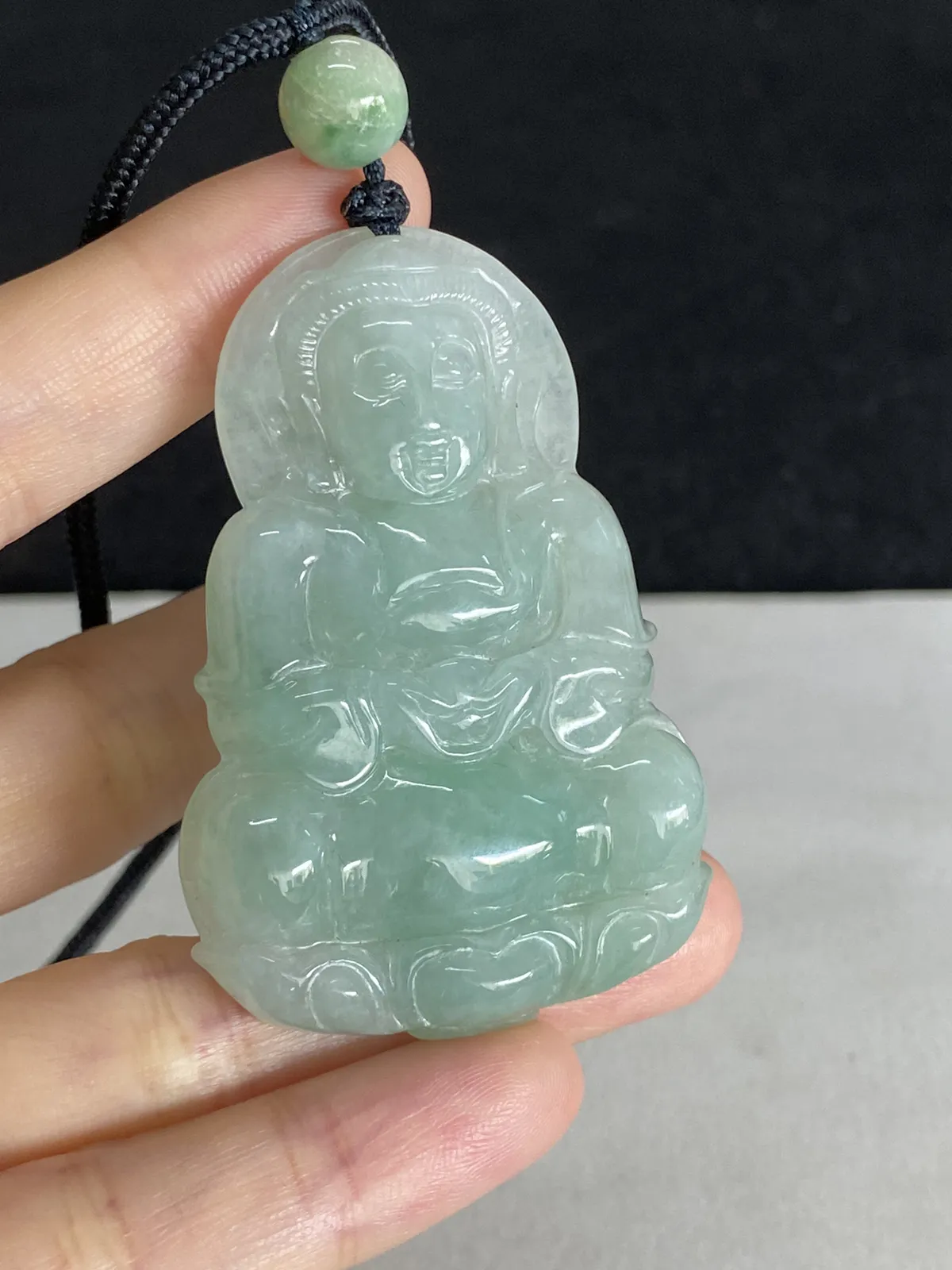 翡翠糯化种淡绿色吊坠，配珠未测