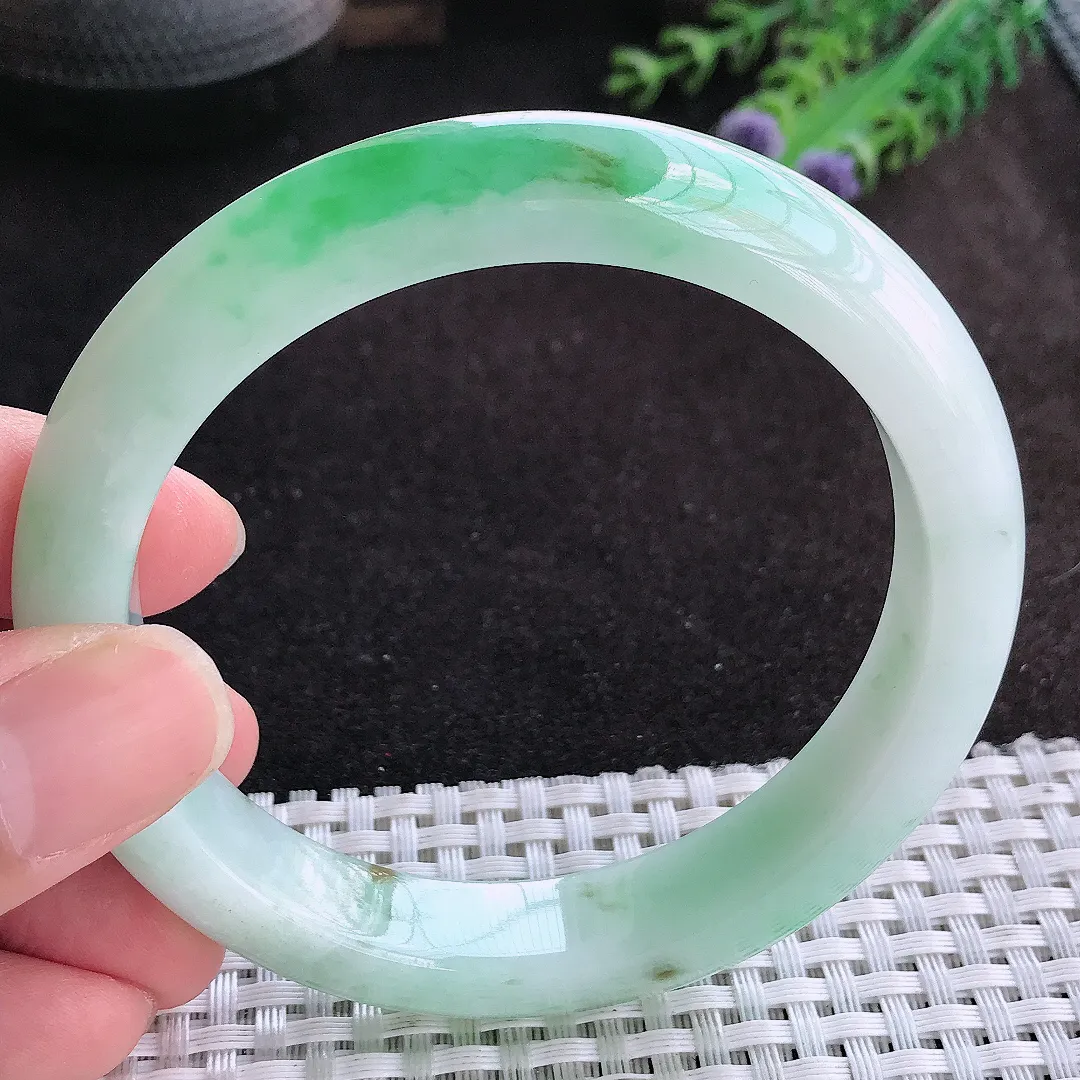 自然光61/12.2/9大圈口老坑精美冰润飘阳绿手镯天然翡翠玉镯女款