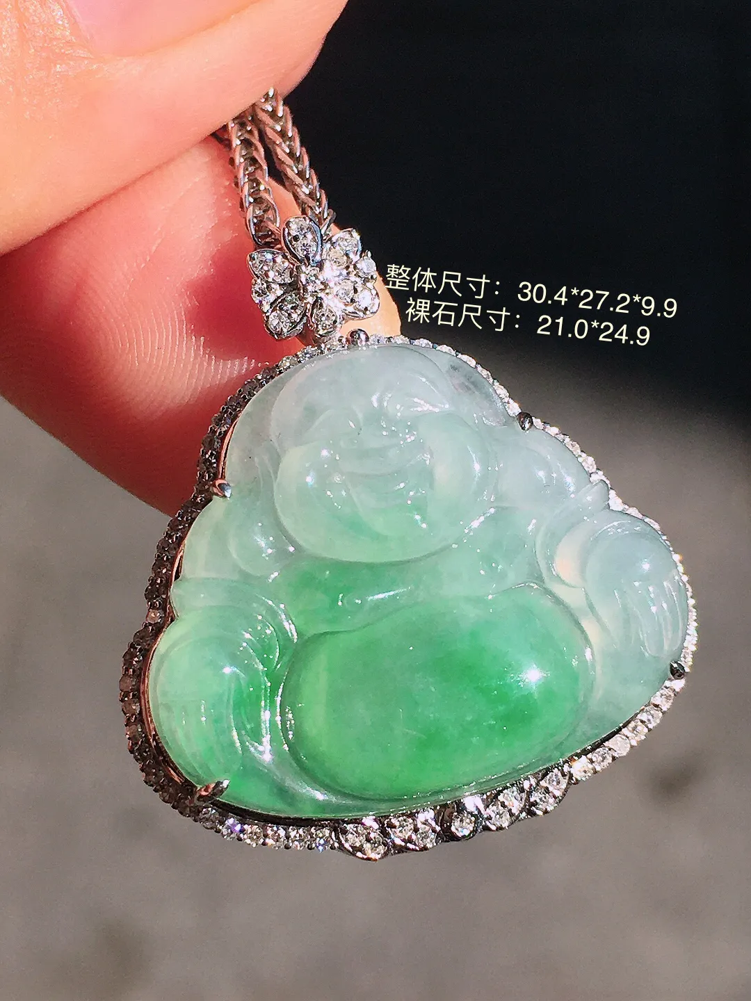 飘绿佛公吊坠，色泽艳丽，玉质细腻，荧光感超
强，饱满圆润，简单大气，18k
金豪华镶嵌