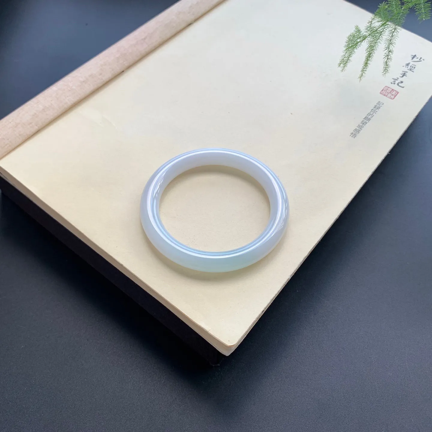 55圈口细糯圆条手镯 尺寸：55-9-9.5，无纹裂，细腻釉洁，条形饱满