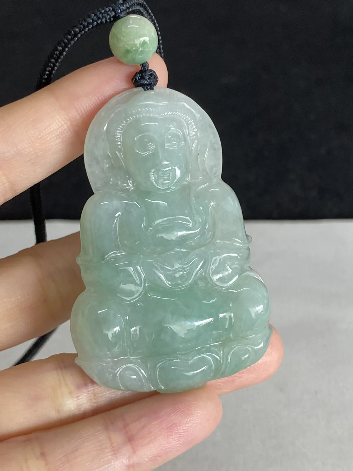 翡翠糯化种淡绿色吊坠，配珠未测