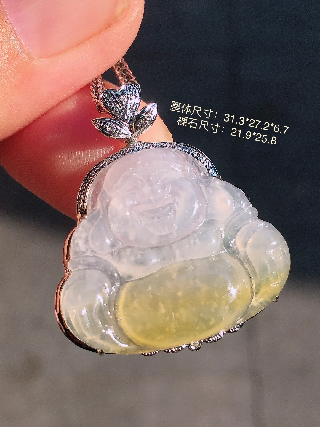 飘黄翡佛公吊坠，色泽艳丽，玉质细腻，荧光感超
强，饱满圆润，简单大气，18k
金豪华镶嵌
