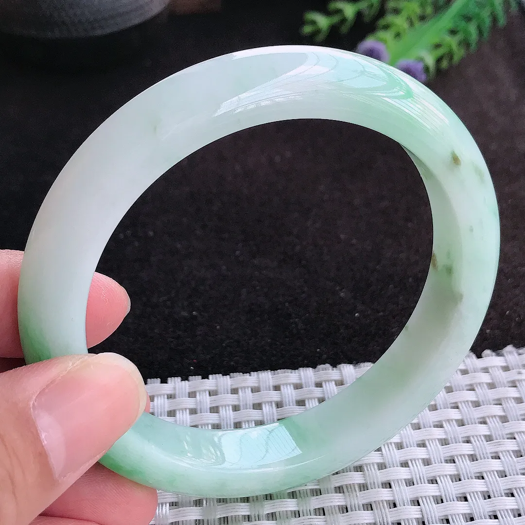 自然光61/12.2/9大圈口老坑精美冰润飘阳绿手镯天然翡翠玉镯女款