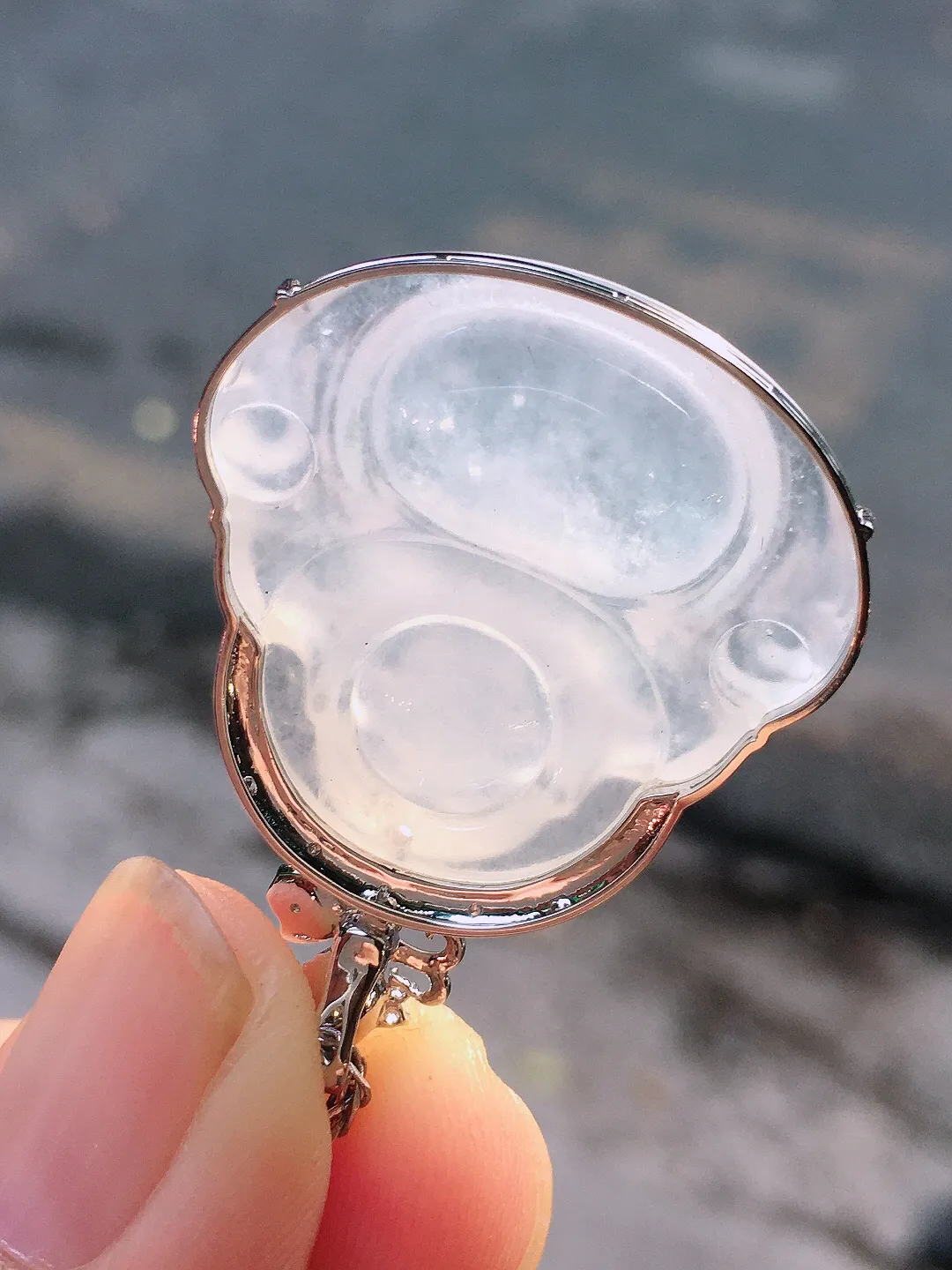 冰种佛公吊坠，玉质细腻，荧光感超
强，饱满圆润，简单大气，18k
金豪华镶嵌