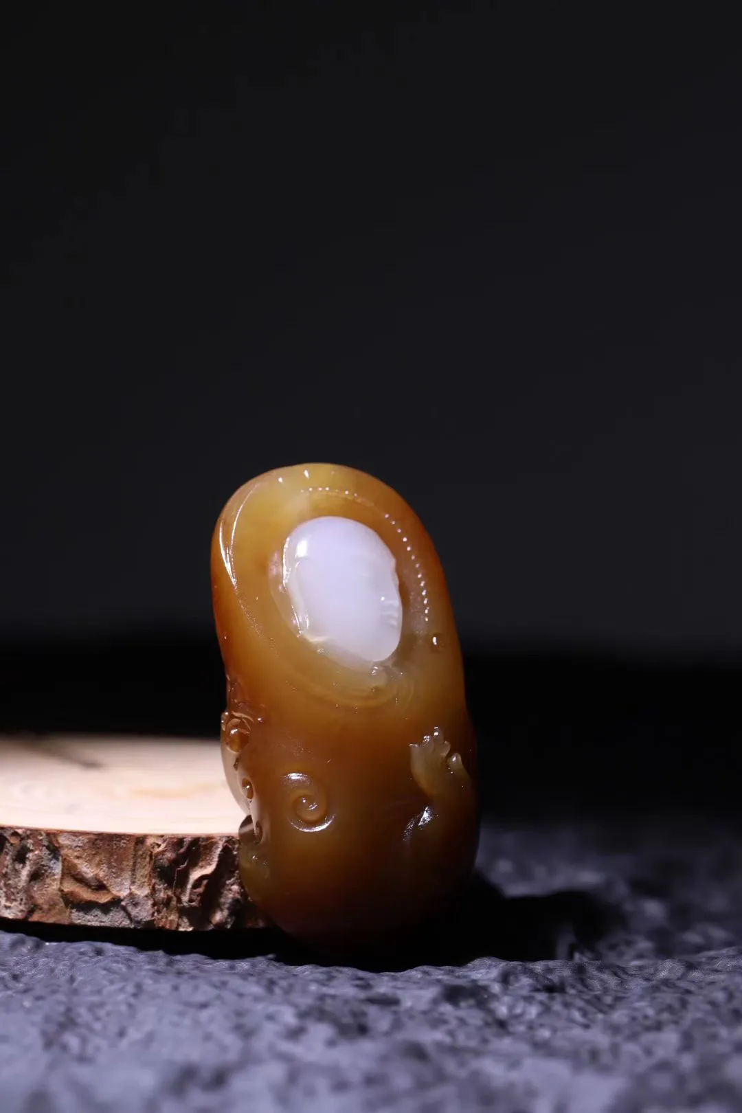 收藏美物
【千年禅心】且末糖白玉，白细如脂，红肉艳丽饱满，呈现出如潭水一般的深邃色泽，让人一眼望不穿，充满了遐想。雕工精细，设计精妙，传心授教，僧人身披袈裟，一心求佛，虔诚至极。掩埋一生心即佛，万年千载不成尘工。禅心，禅念，禅悟，出尘之气，悟道在心，禅意幽幽，意境深远。
【规格】53-28-19mm，49g