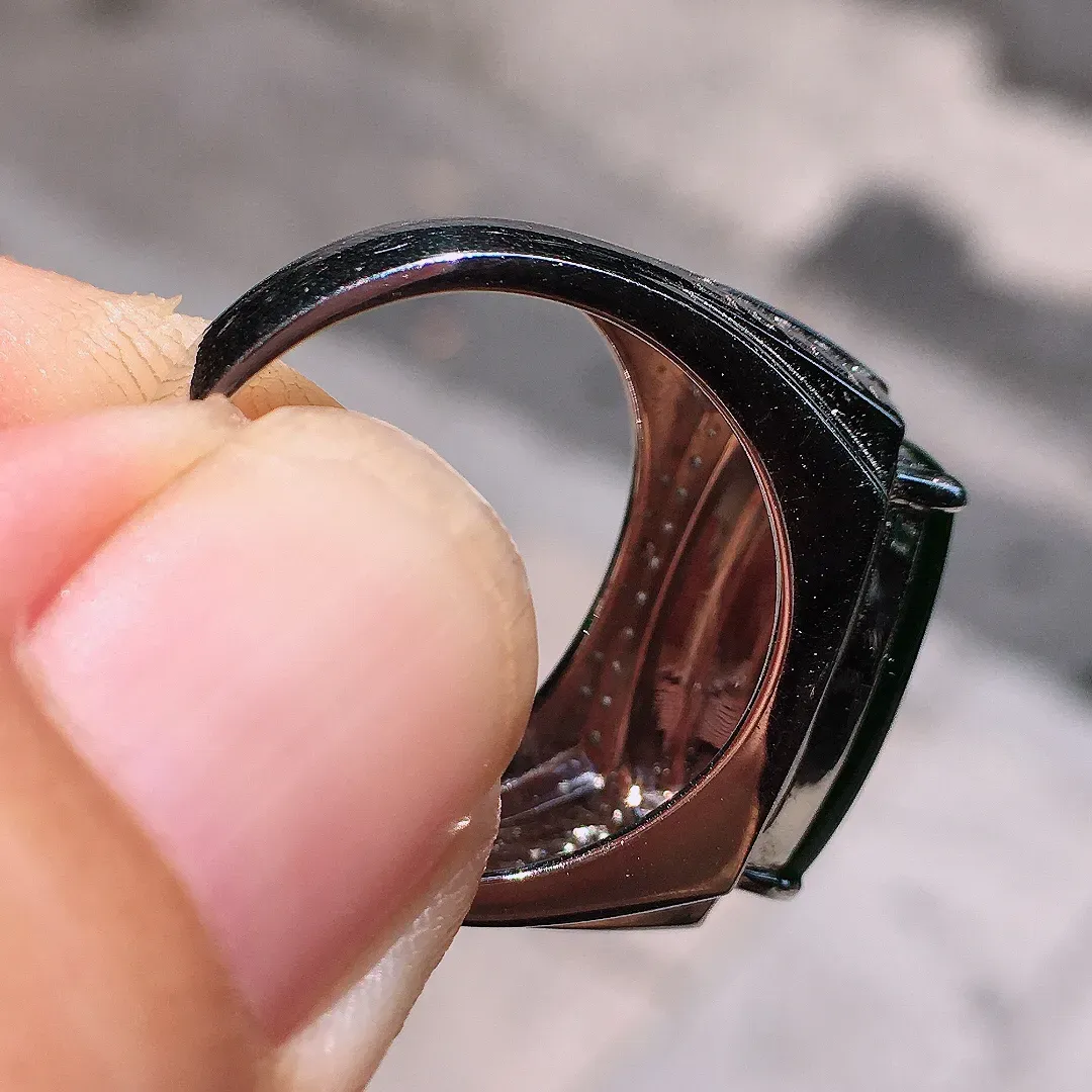 阳绿马鞍戒指，色泽均匀艳丽，玉质细腻，荧光感超
强，饱满圆润，尽显大方，18k
金豪华镶嵌