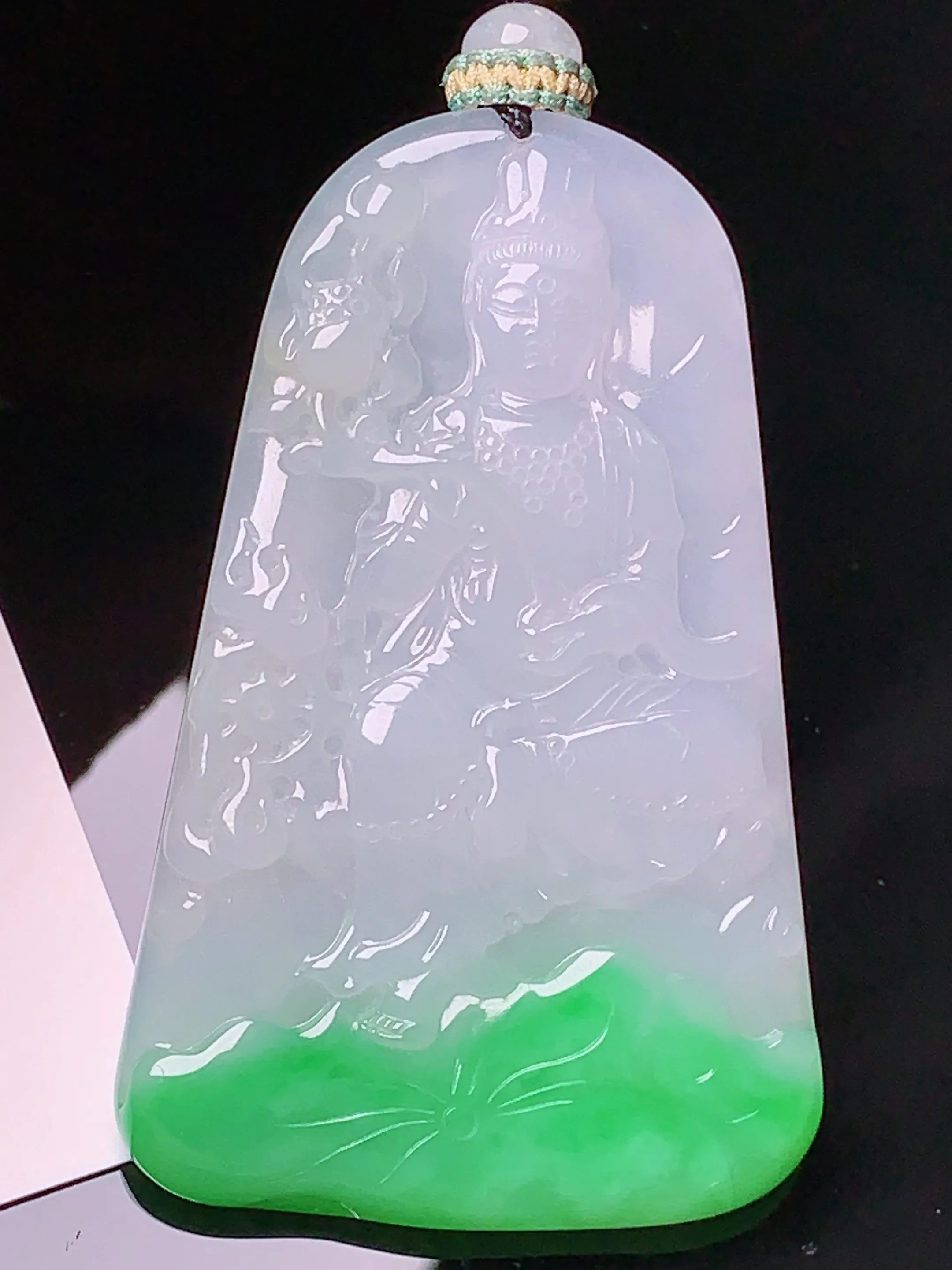 飘绿观音菩萨吊坠 玉质细腻 色泽清新艳丽 整体尺寸61*38.5*5.2