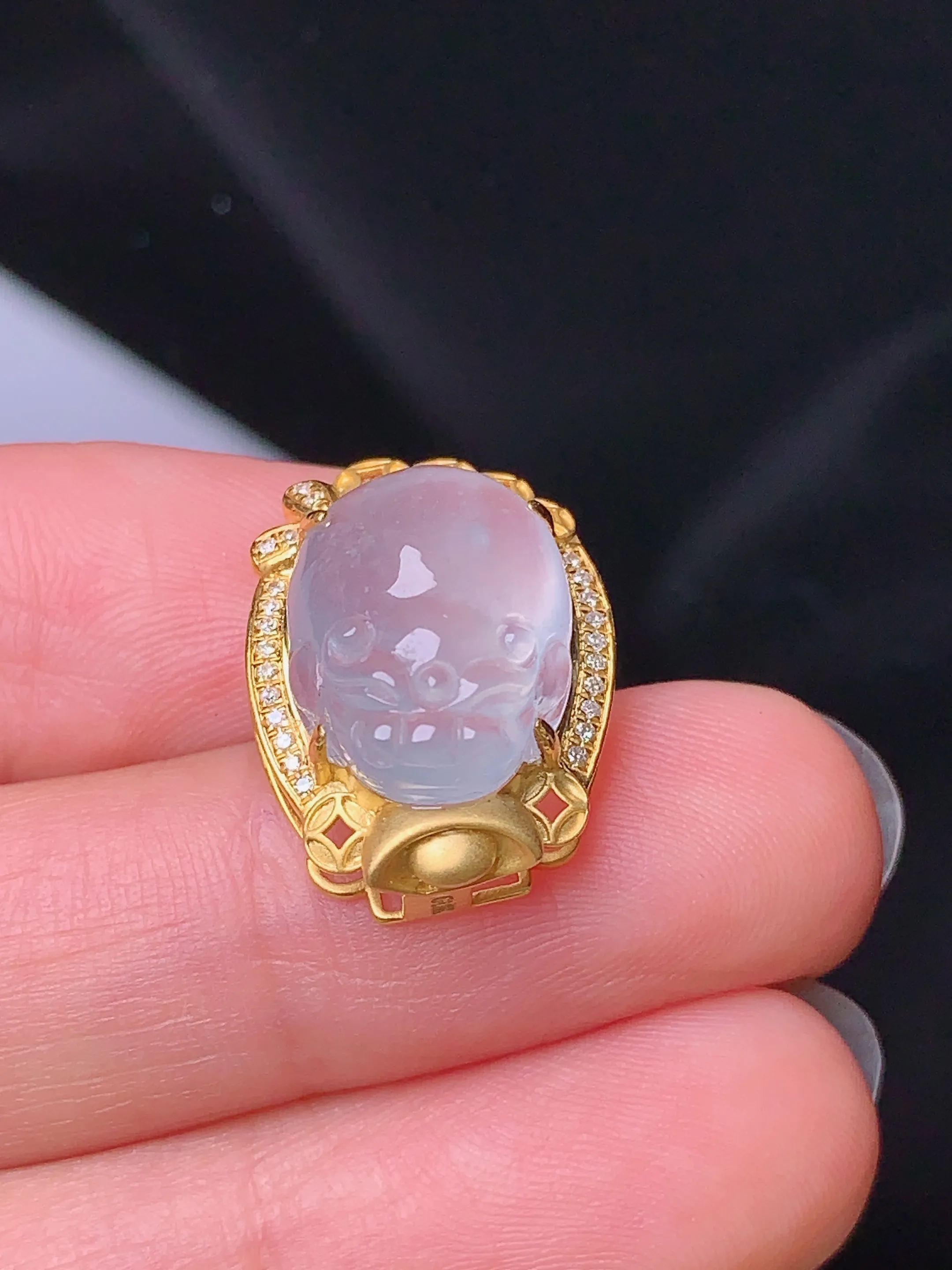 18k金钻镶嵌冰种貔貅吊坠 玉质细腻 色泽清新艳丽 整体尺寸19.3*14*9.2