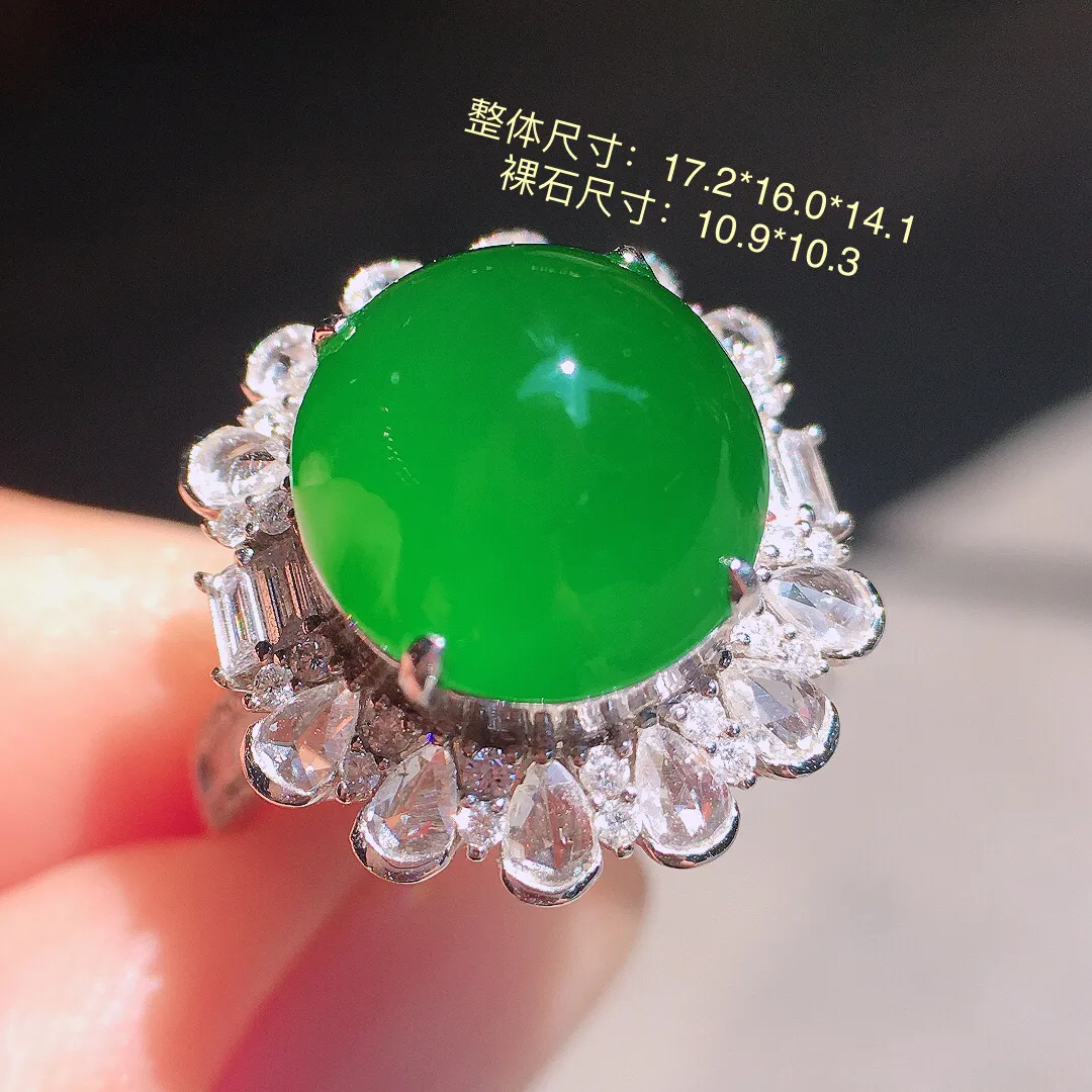 满绿蛋面戒指，色泽均匀艳丽，玉质细腻，荧光感超
强，饱满圆润，尽显优雅气质，18k
金豪华镶嵌