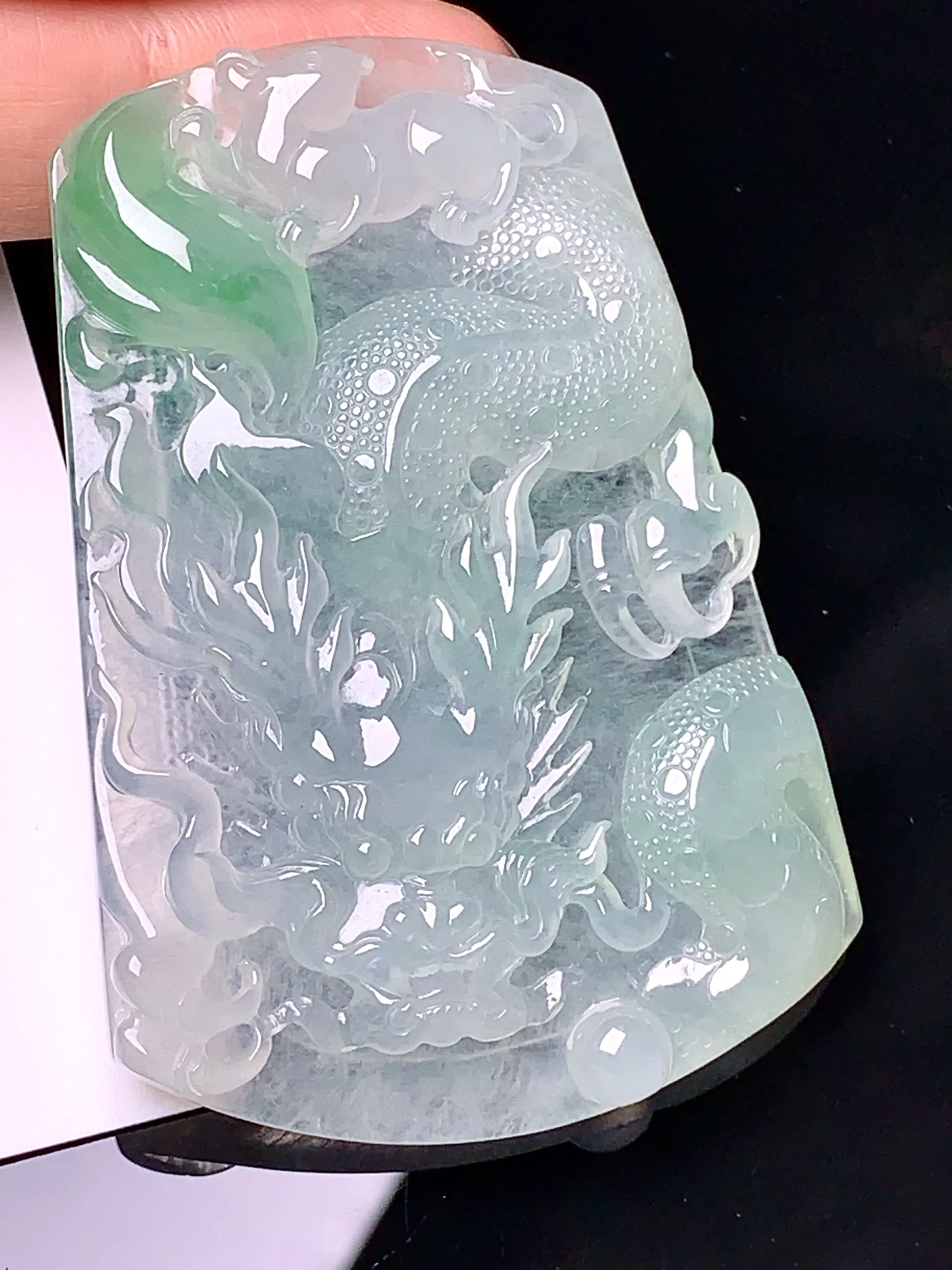 飘绿龙牌吊坠 玉质细腻 色泽清新艳丽 整体尺寸63*43.3*6.6