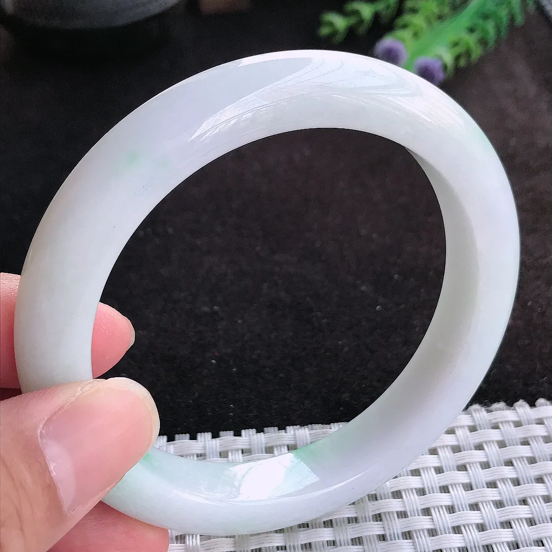 自然光60.5/11.8/9.6老坑精美温润飘绿大圈口手镯天然翡翠玉镯女款