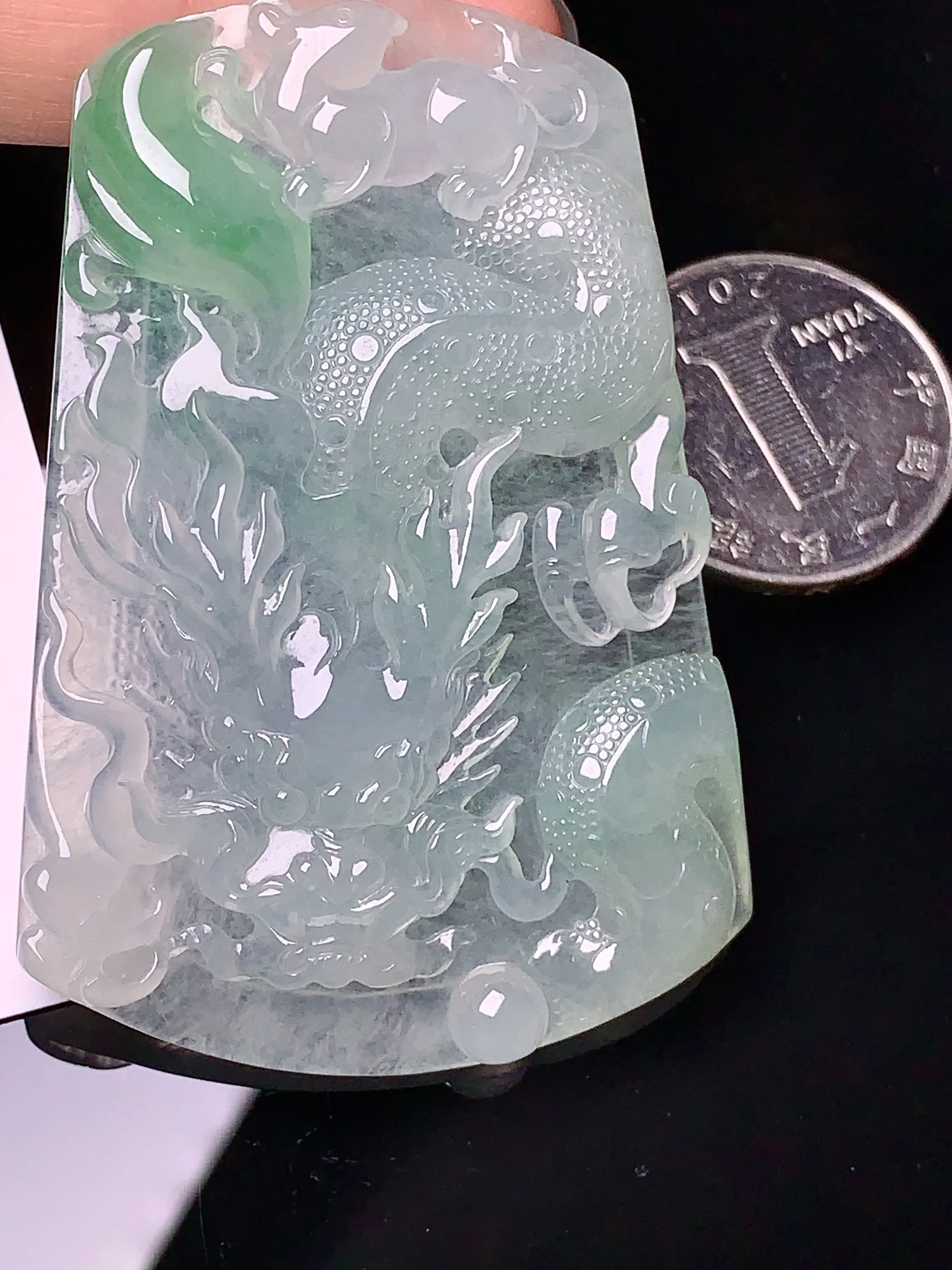飘绿龙牌吊坠 玉质细腻 色泽清新艳丽 整体尺寸63*43.3*6.6