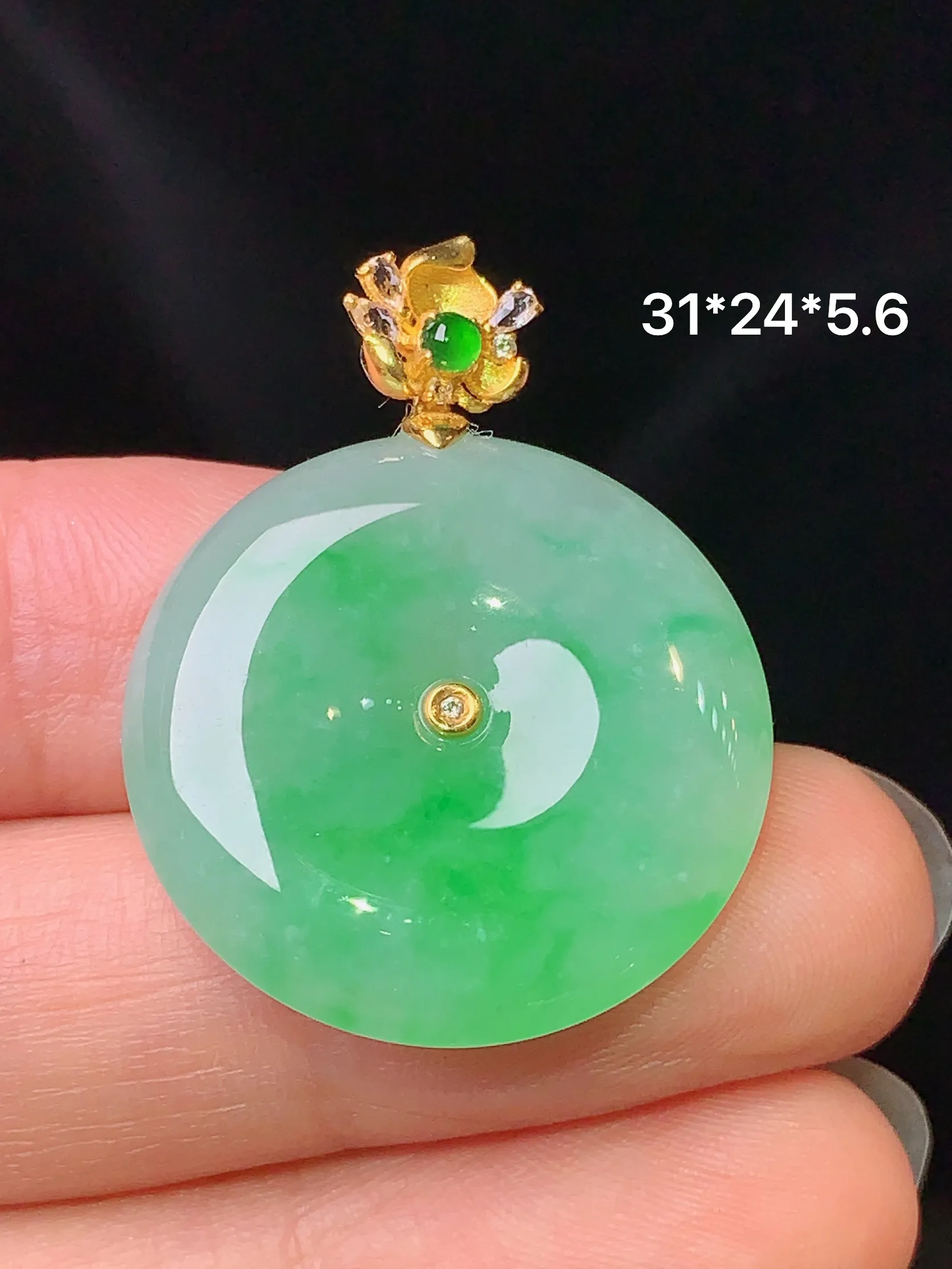 18k金钻镶嵌飘绿平安扣吊坠 玉质细腻 色泽清新艳丽 整体尺寸31*24*5.6