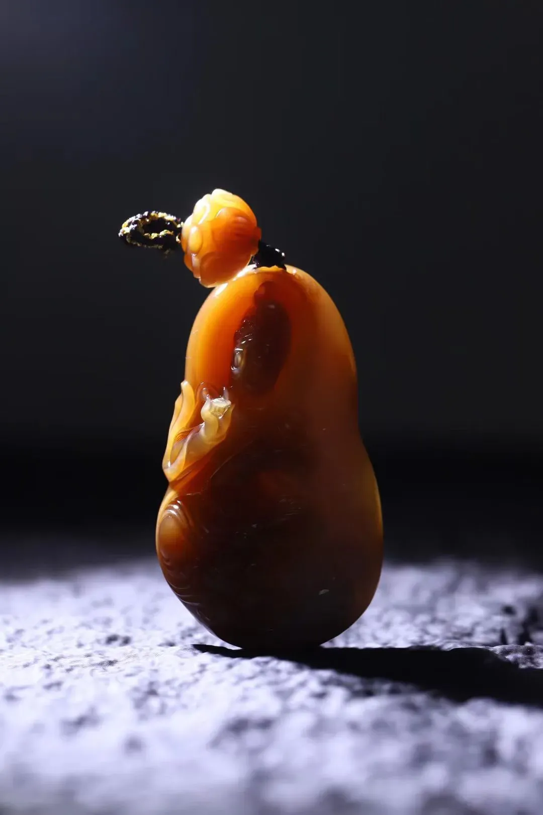 精品美物
【御龙观音】精品老熟且末糖白，糖色明艳，质细如膏似脂，油润十足，造型圆润厚实！韵味拿捏精妙入微, 雕工传神凝练。 观‌音慈‌眉善目 ，眉‌眼低垂‌，祥瑞之‌相，神龙翱翔云端， 普降甘霖在人间，使风调雨顺，国‌家安‌宁， ‌护身祈福‌ ，至‌祥至瑞。
【规格】54-33-17mm,46.9g