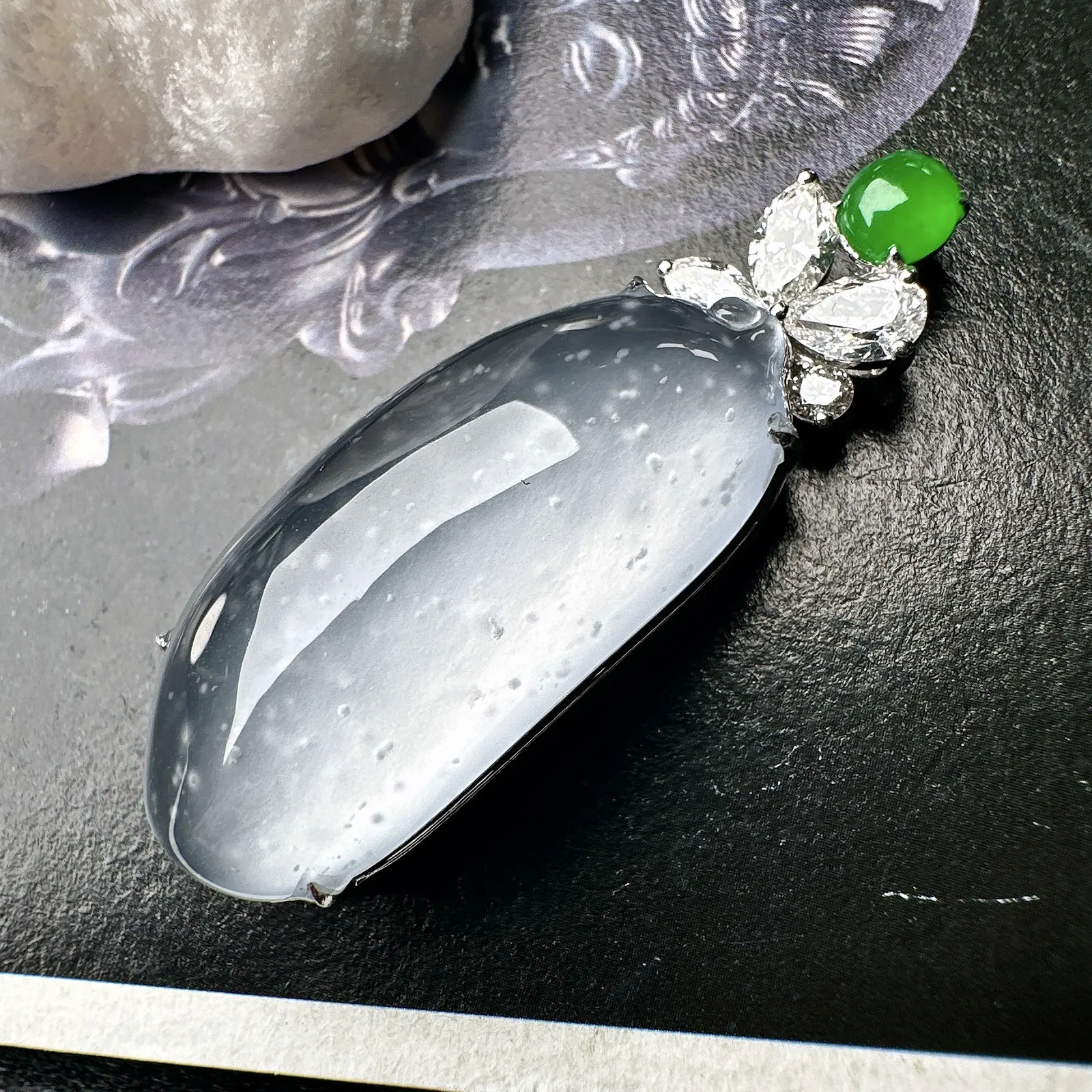 【冰种福瓜吊坠】雪花棉老料，种水上乘，晶莹剔透，纯净通透，莹光感很强。18k金钻镶嵌，裸石尺寸31.6*14.6*7毫米