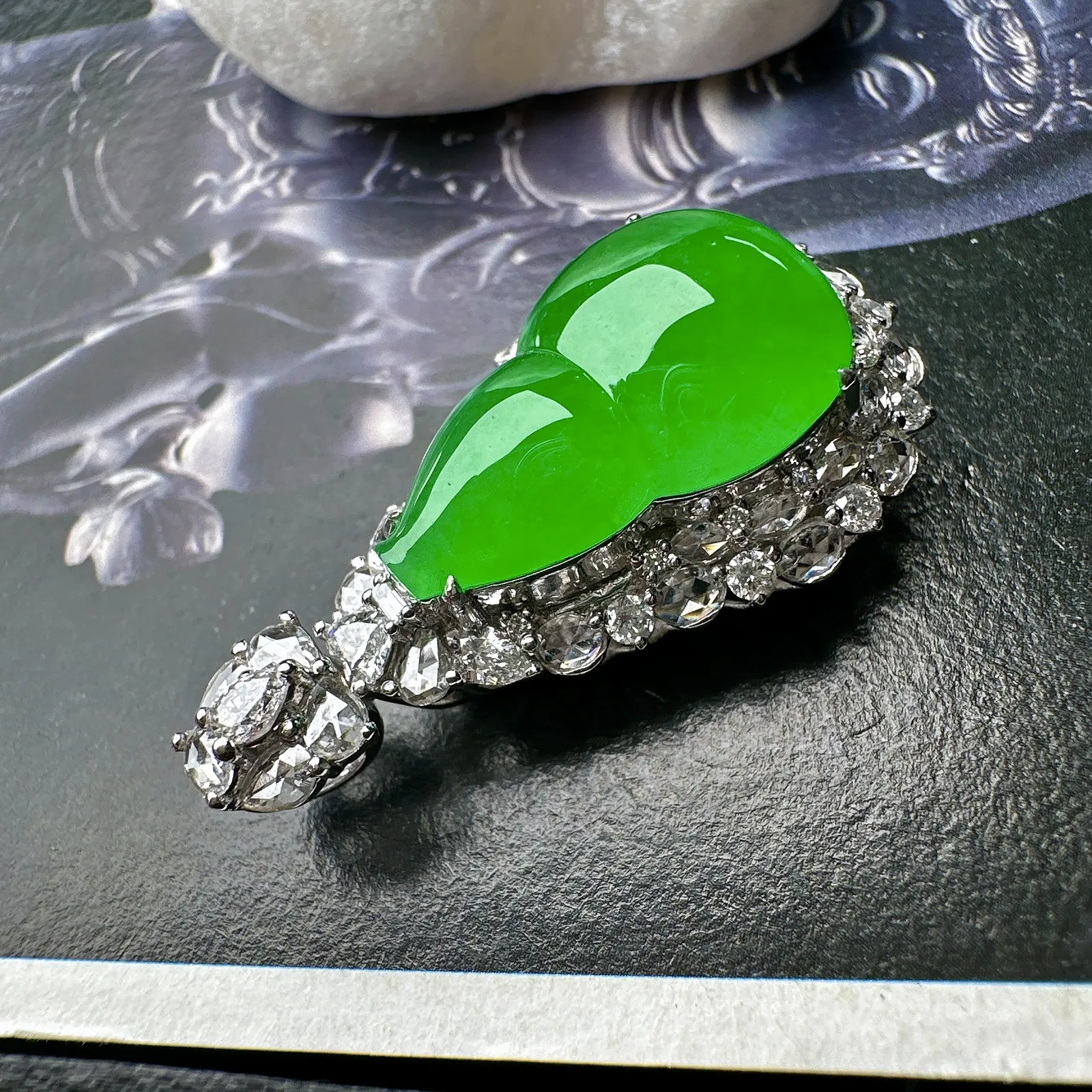 【冰种满绿葫芦吊坠】种水色俱全，冰透闪亮，通透感饱满度很好，18k金钻镶嵌，裸石尺寸19.3*12.3*5毫米