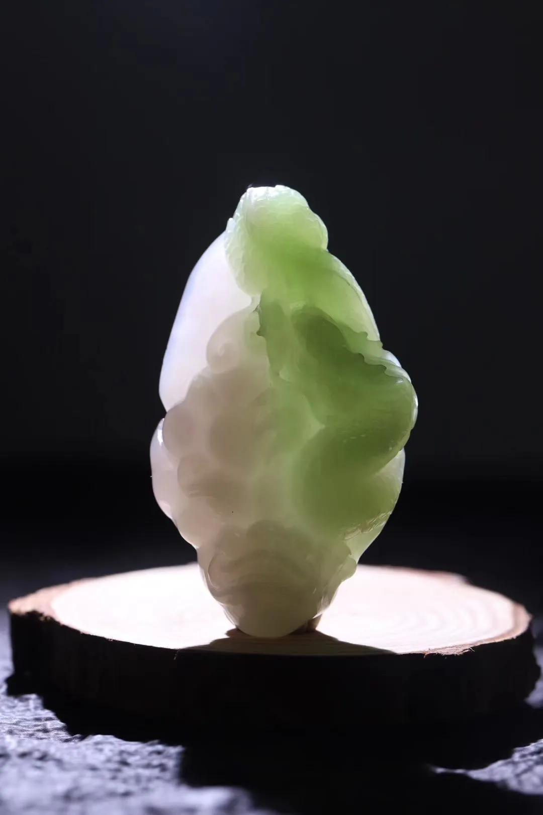 和田玉烟紫翠青双俏色龙行天下把件，你不可错过!
Point 1: 和田玉烟紫翠青双色龙行天下把件，气势磅礴!:和田玉烟紫，翠青都是是珍贵的宝石材料，龙的雕刻造型更是生动形象、气势磅礴，是收藏和赏玩的必选之一
Point 2: 纹路清晰的生肖龙，栩栩如生!
:生肖龙是中国传统文化的重要象征，这件和田玉的生肖龙刻画精细，纹路清晰，真正栩栩如生。
Point 3:感受和田玉的神秘魅力
:这款和田玉生肖龙把件整体色调非常独特，龙行天下造型尤其气派，作为收藏和赏玩两用的珍贵物
规格：66-37-15   54.6g