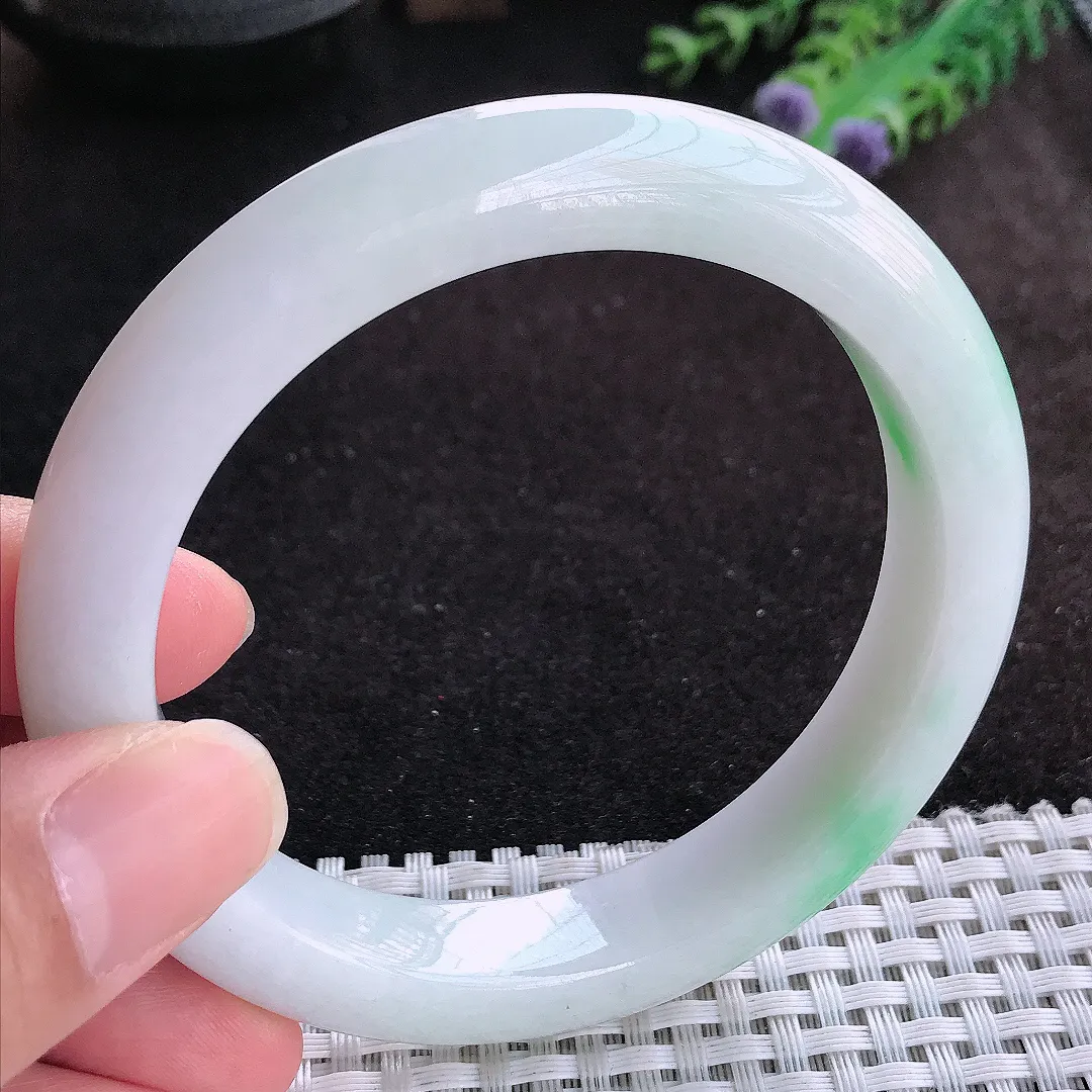 自然光60.5/11.8/9.6老坑精美温润飘绿大圈口手镯天然翡翠玉镯女款