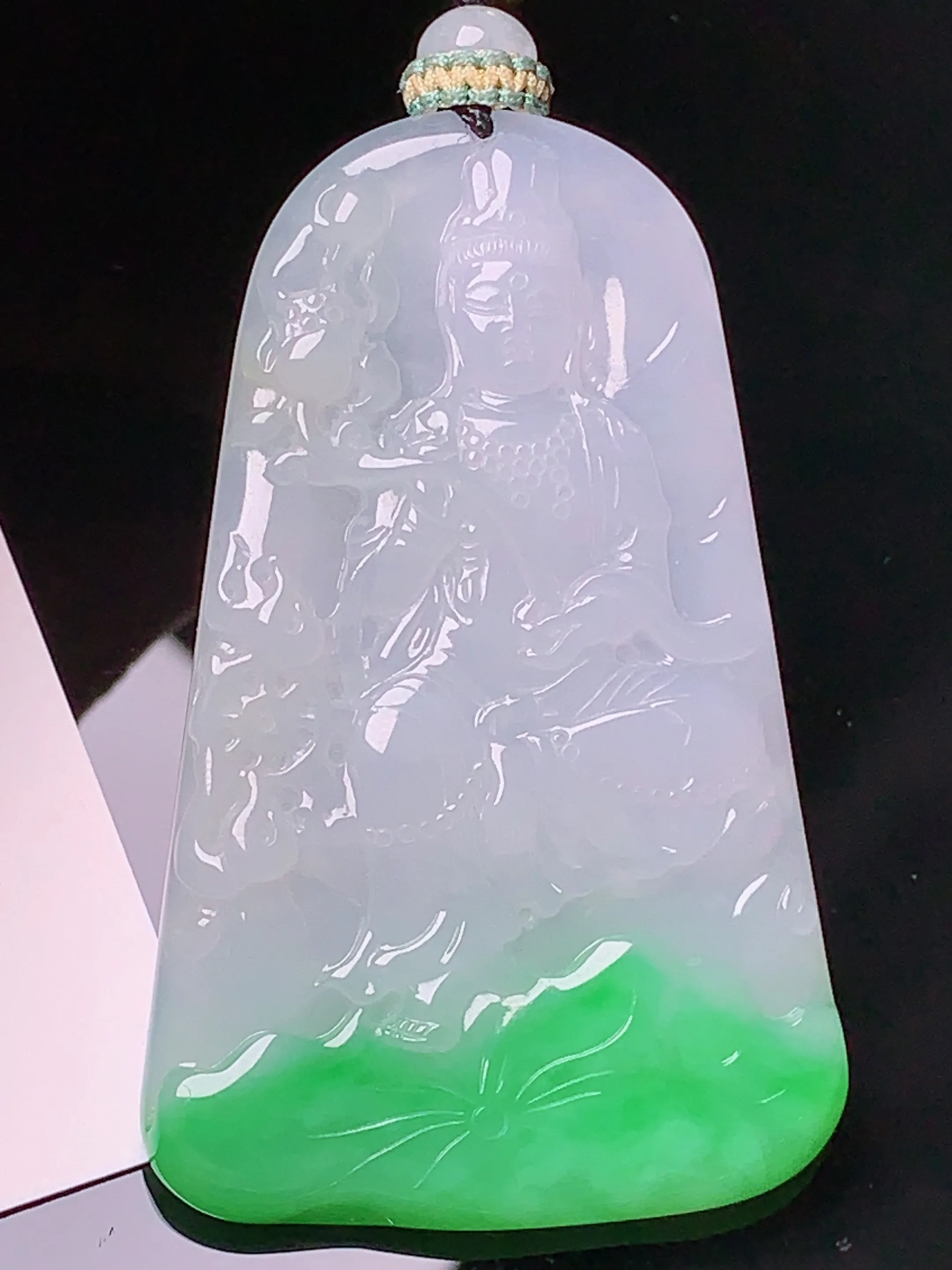 飘绿观音菩萨吊坠 玉质细腻 色泽清新艳丽 整体尺寸61*38.5*5.2