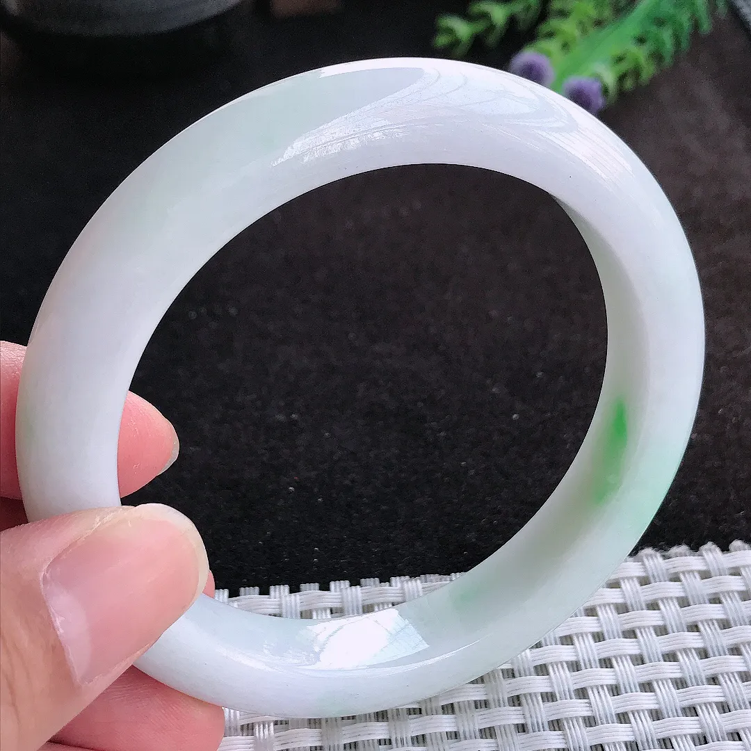 自然光60.5/11.8/9.6老坑精美温润飘绿大圈口手镯天然翡翠玉镯女款