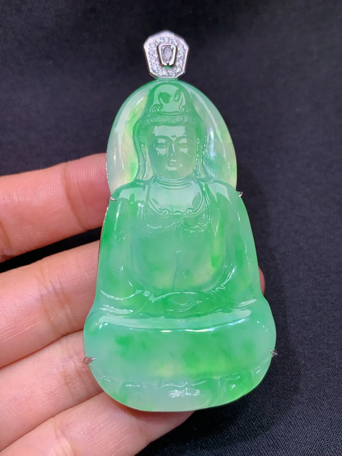 冰飘绿观音吊坠，18k金镶嵌，冰润色阳，品相好，种水足 尺寸71.3*35.8*11.4