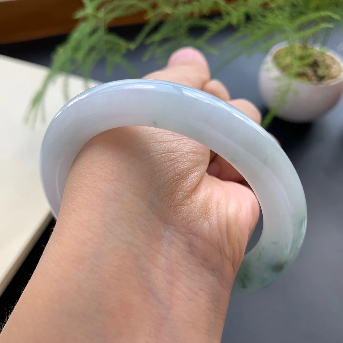 56圈口飘花圆条手镯 尺寸：56-10.5，无纹裂，细腻光滑，花色飘逸