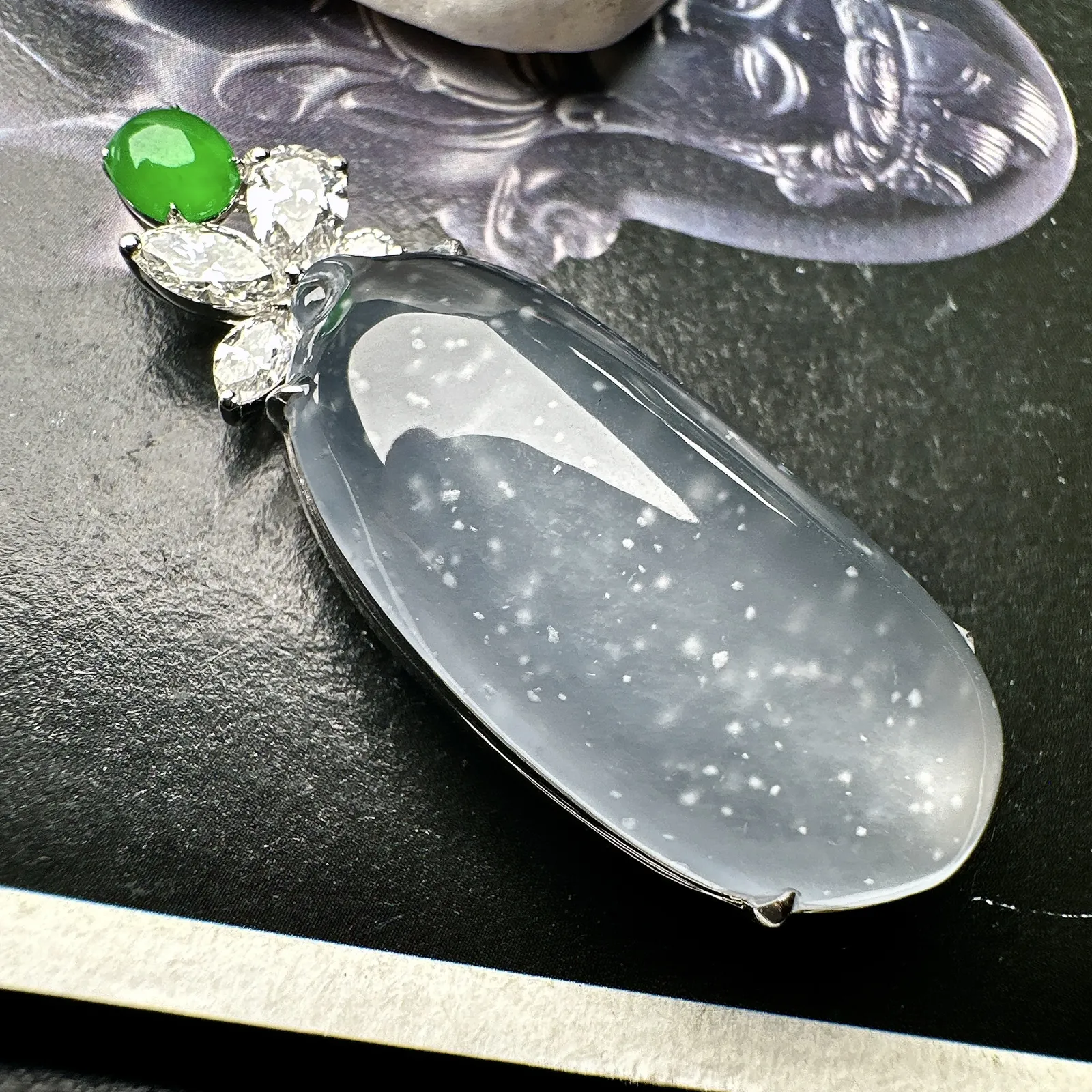 【冰种福瓜吊坠】雪花棉老料，种水上乘，晶莹剔透，纯净通透，莹光感很强。18k金钻镶嵌，裸石尺寸31.6*14.6*7毫米