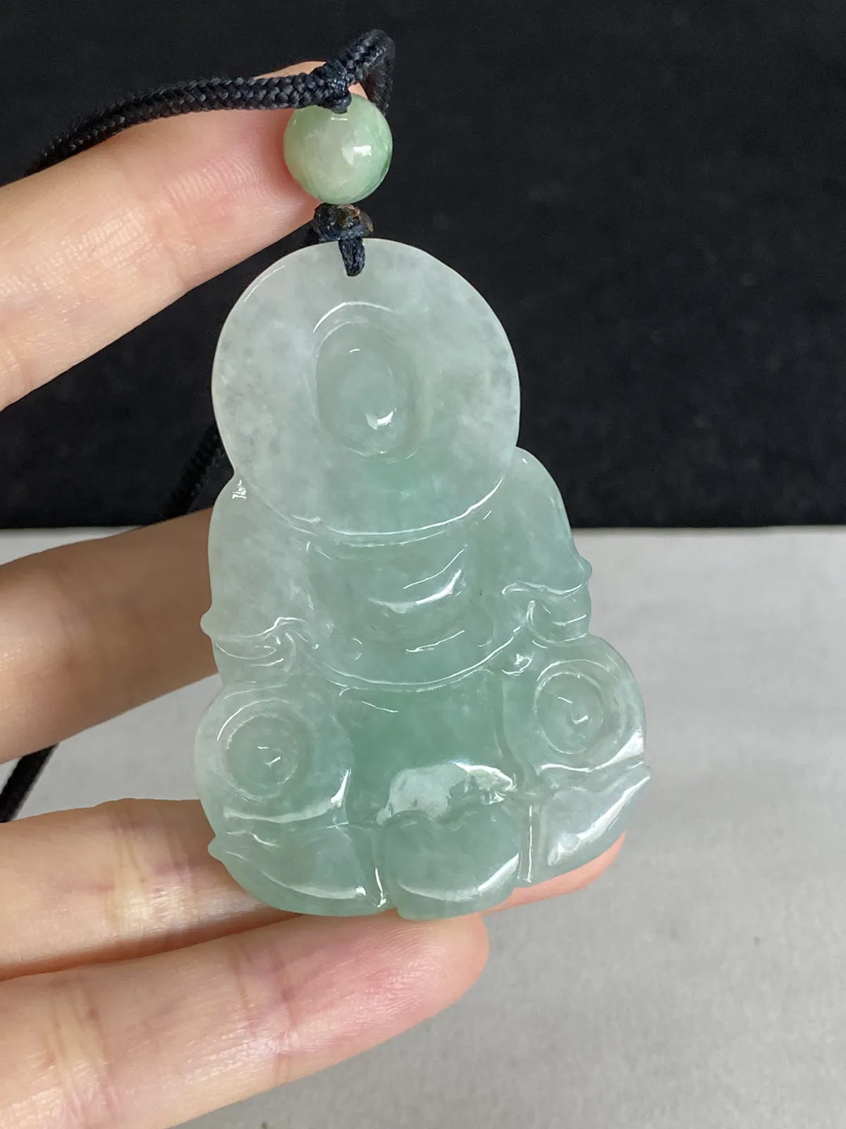 翡翠糯化种淡绿色吊坠，配珠未测