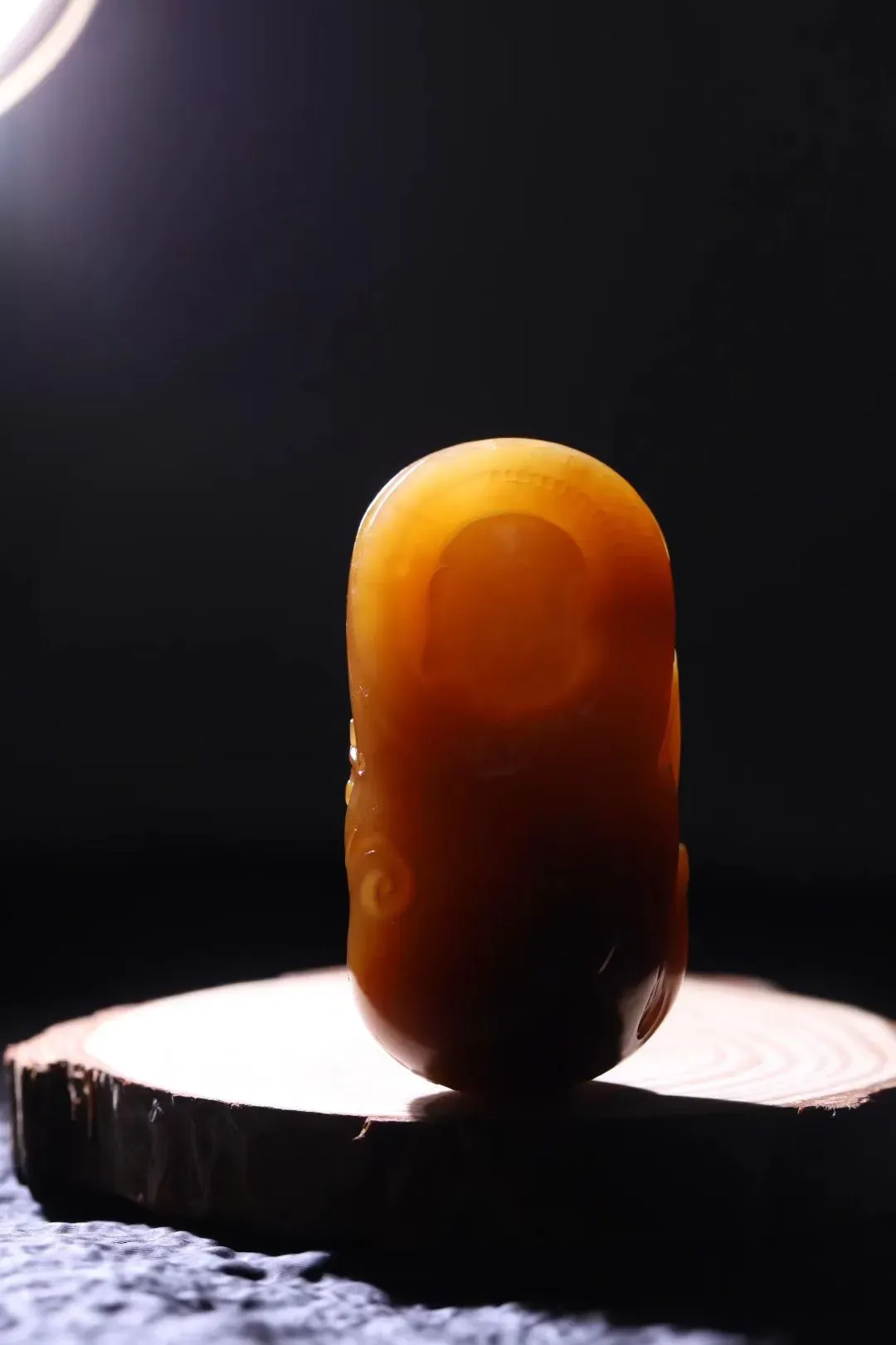收藏美物
【千年禅心】且末糖白玉，白细如脂，红肉艳丽饱满，呈现出如潭水一般的深邃色泽，让人一眼望不穿，充满了遐想。雕工精细，设计精妙，传心授教，僧人身披袈裟，一心求佛，虔诚至极。掩埋一生心即佛，万年千载不成尘工。禅心，禅念，禅悟，出尘之气，悟道在心，禅意幽幽，意境深远。
【规格】53-28-19mm，49g